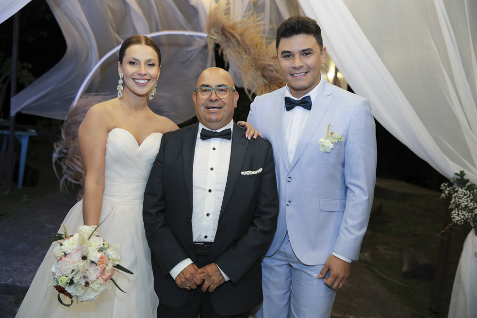 Cristian Better y Mila Jiménez junto al pastor que los casó