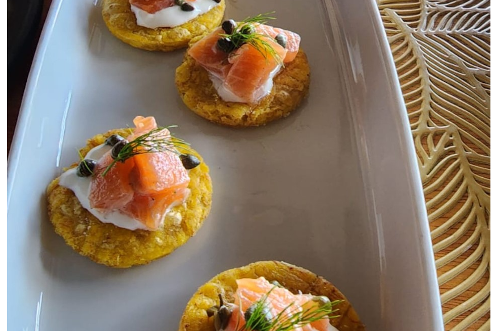 Receta para preparar trucha curada sobre patacones con suero costeño y alcaparras