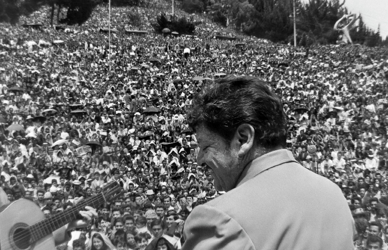 José Alfredo Jiménez en la Media Torta, Bogotá, ante millares de sus seguidores, en junio de 1969. / Archivo