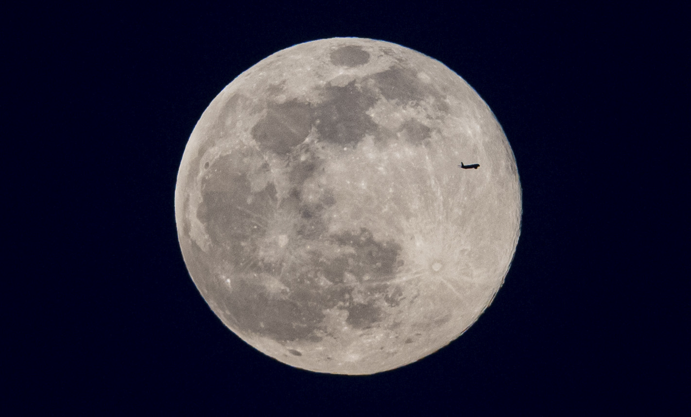 -FOTODELDÍA- MADRID (ESPAÑA), 05/02/2023.- Un avión pasa por delante de la luna llena, este domingo en Madrid. Es la denominada luna llena de nieve. EFE/ Fernando Villar