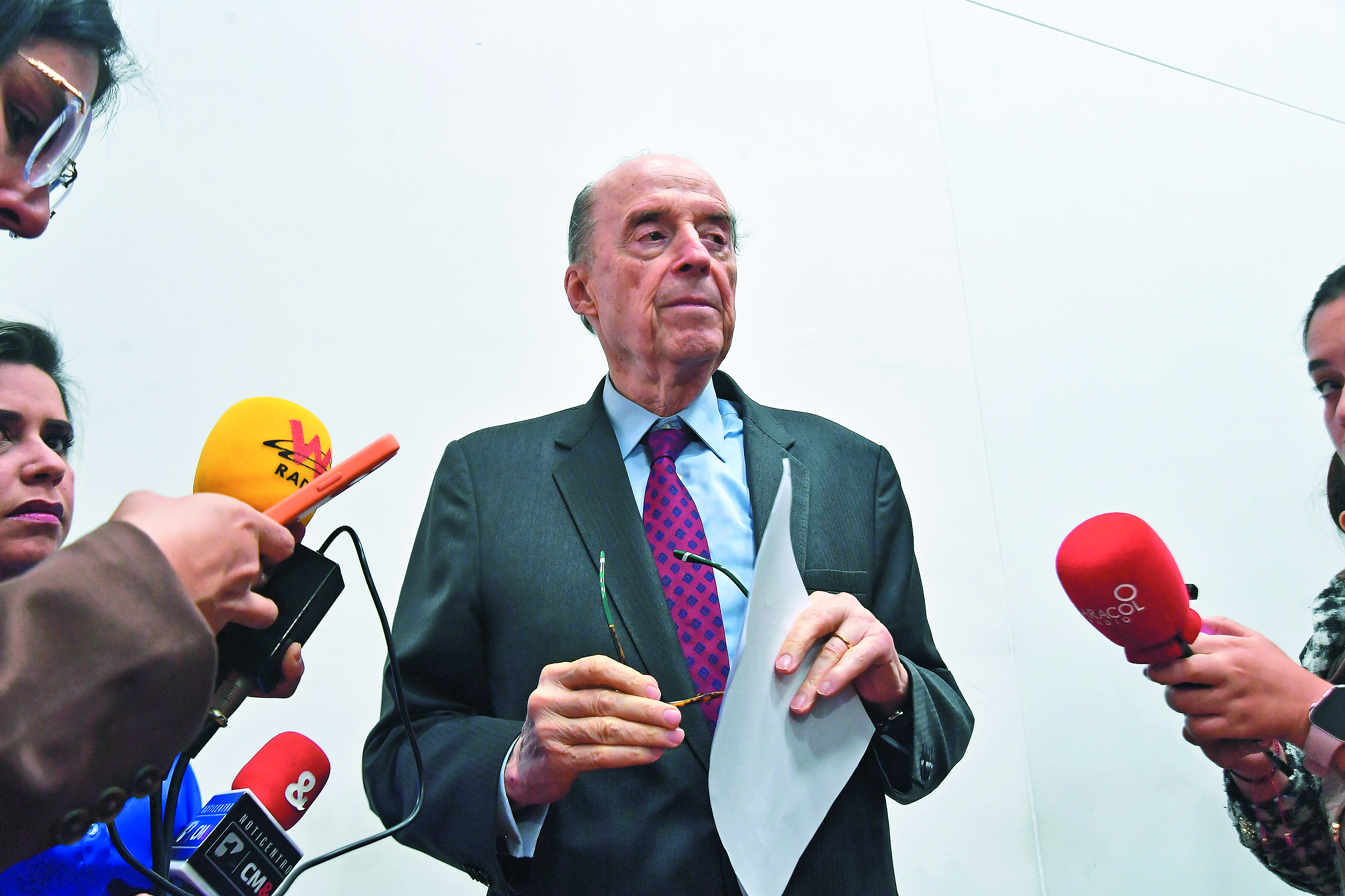 Fiscalía radicó escrito de acusación contra Álvaro Leyva por escándalo de pasaportes