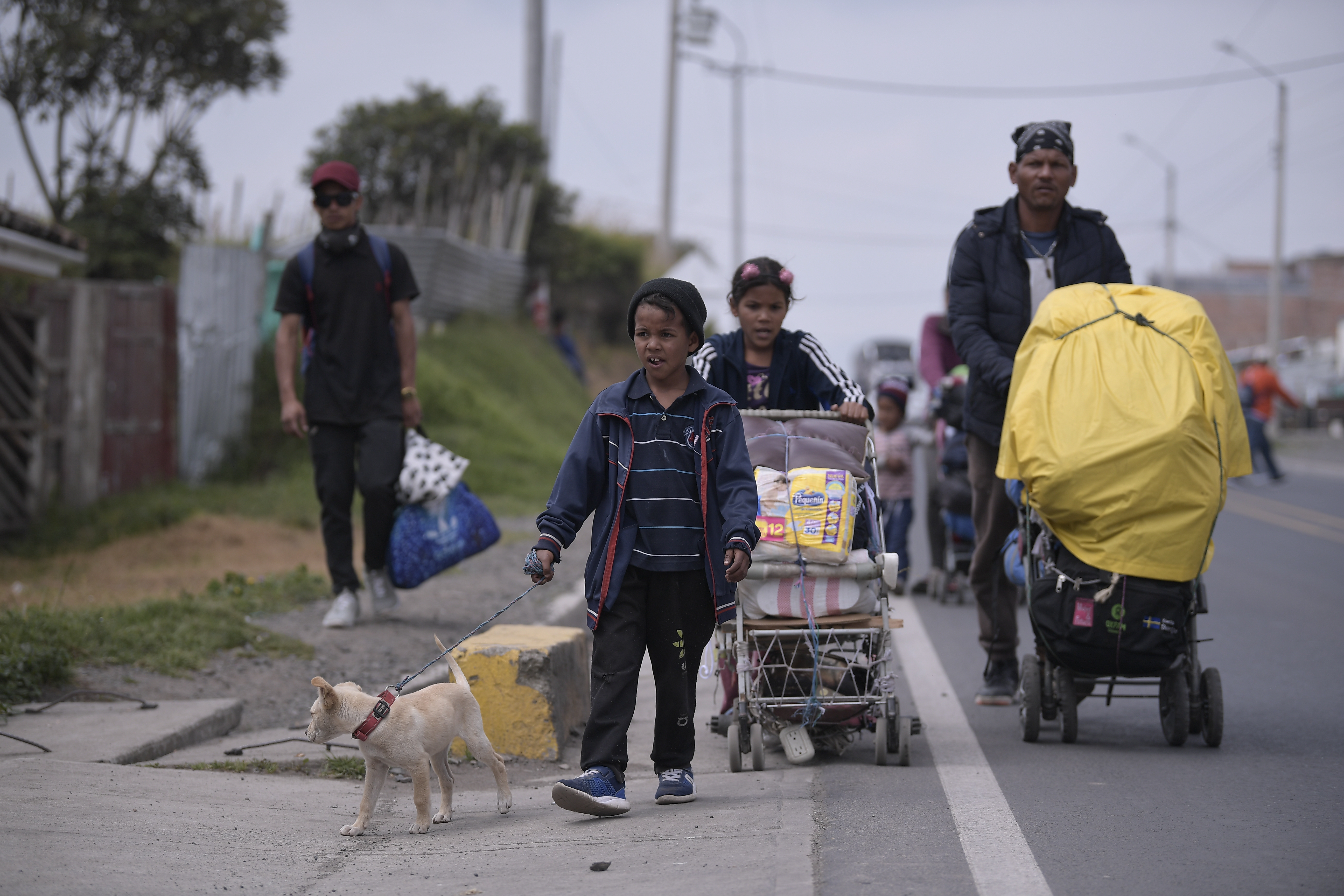 Caminantes o migrantes venezolanos por la Vía Panamericana en Nariño.