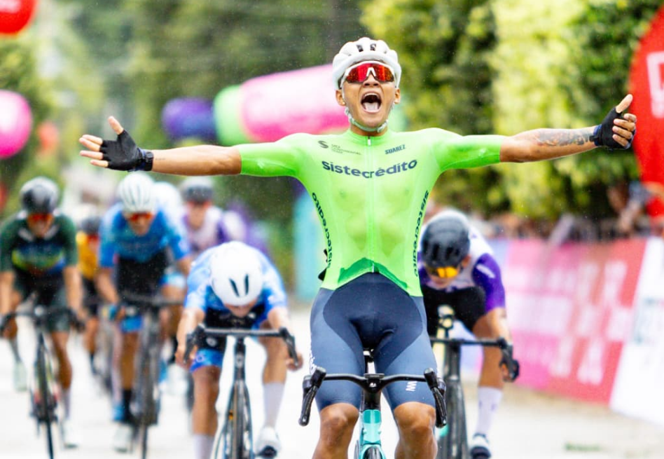 Cristian Vélez ganó la primera etapa de la Vuelta de la Juventud tras un caótico final