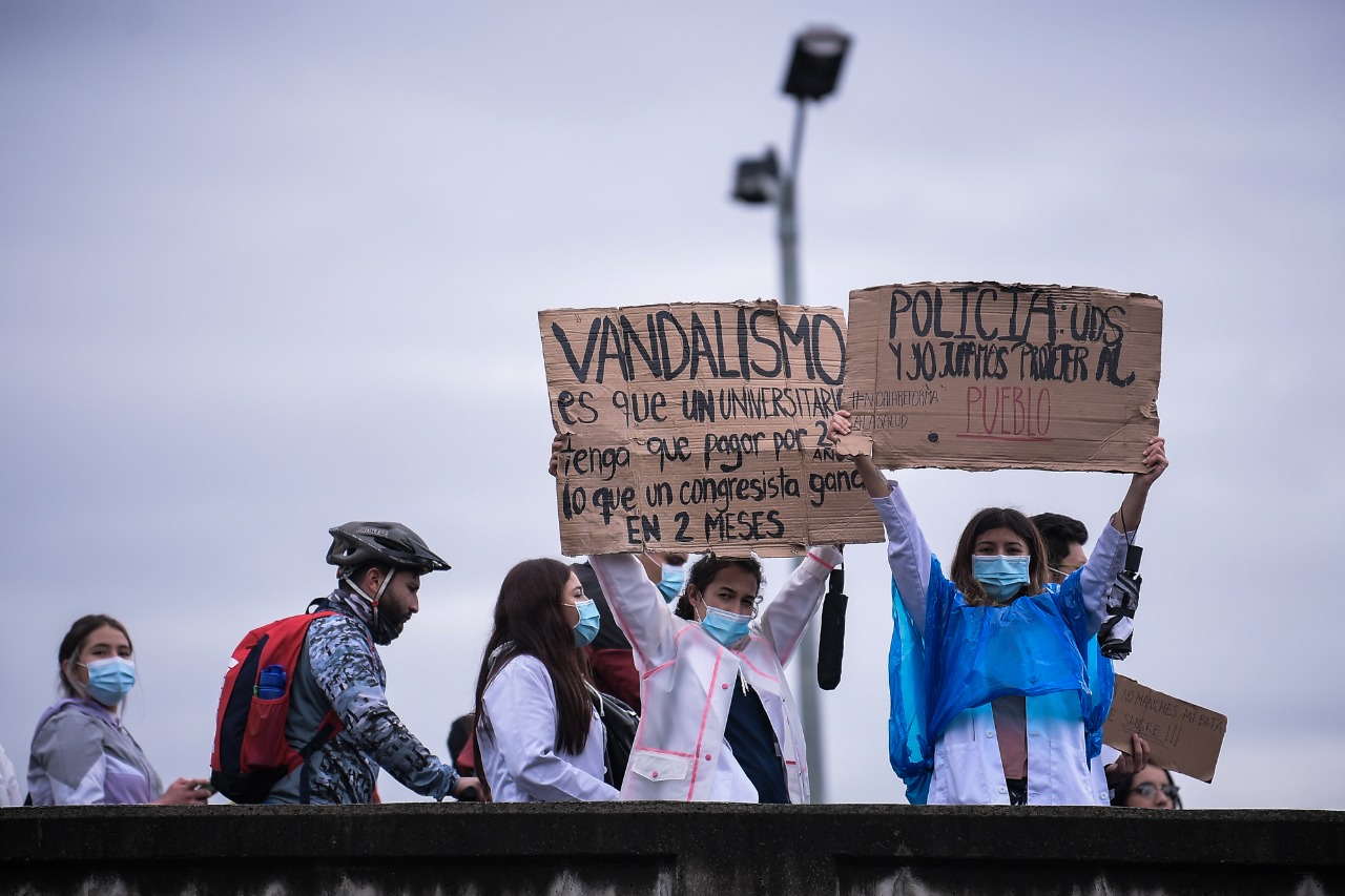 Los estudiantes salieron vestidos con sus implementos de dotación elevando su voz de protesta en contra de los abusos policiales denunciados en los últimos días.