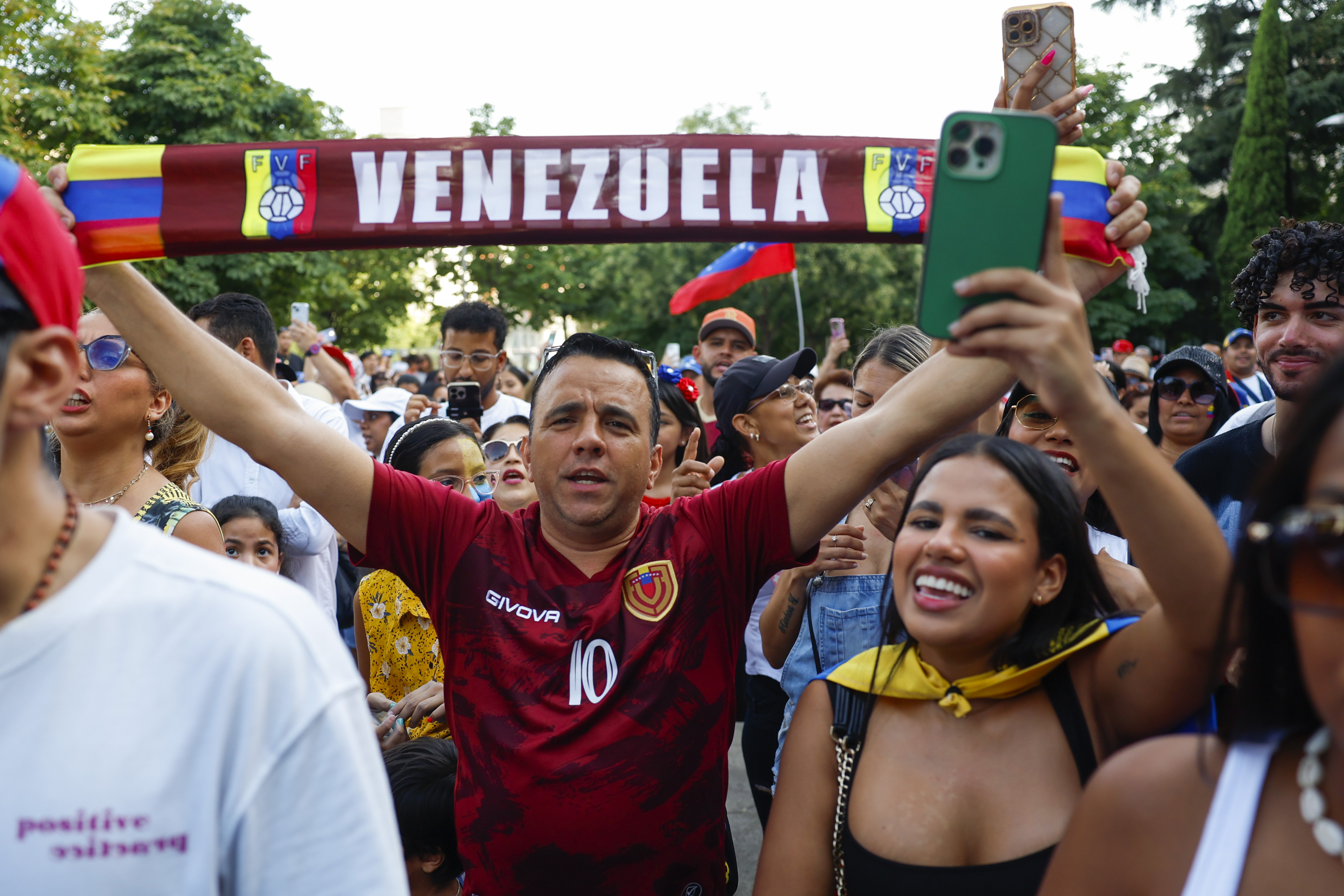 MADRID, 28/07/2024.- Un momento de la concentración convocada bajo el lema 'Alcemos la voz por el cambio en Venezuela' con motivo de la celebración de las elecciones presidenciales venezolanas y en apoyo a Edmundo González y a María Corina Machado este domingo en la plaza de Colón, en Madrid. EFE/ Mariscal