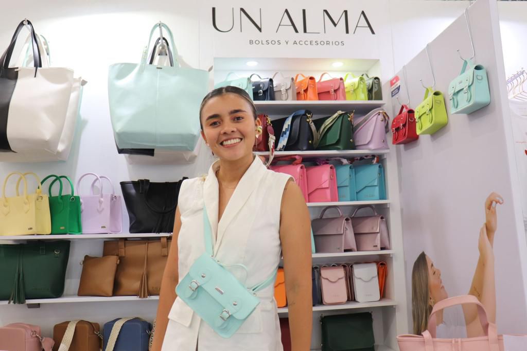 La ingeniera que creó una marca de bolsos y accesorios en cuero PVC