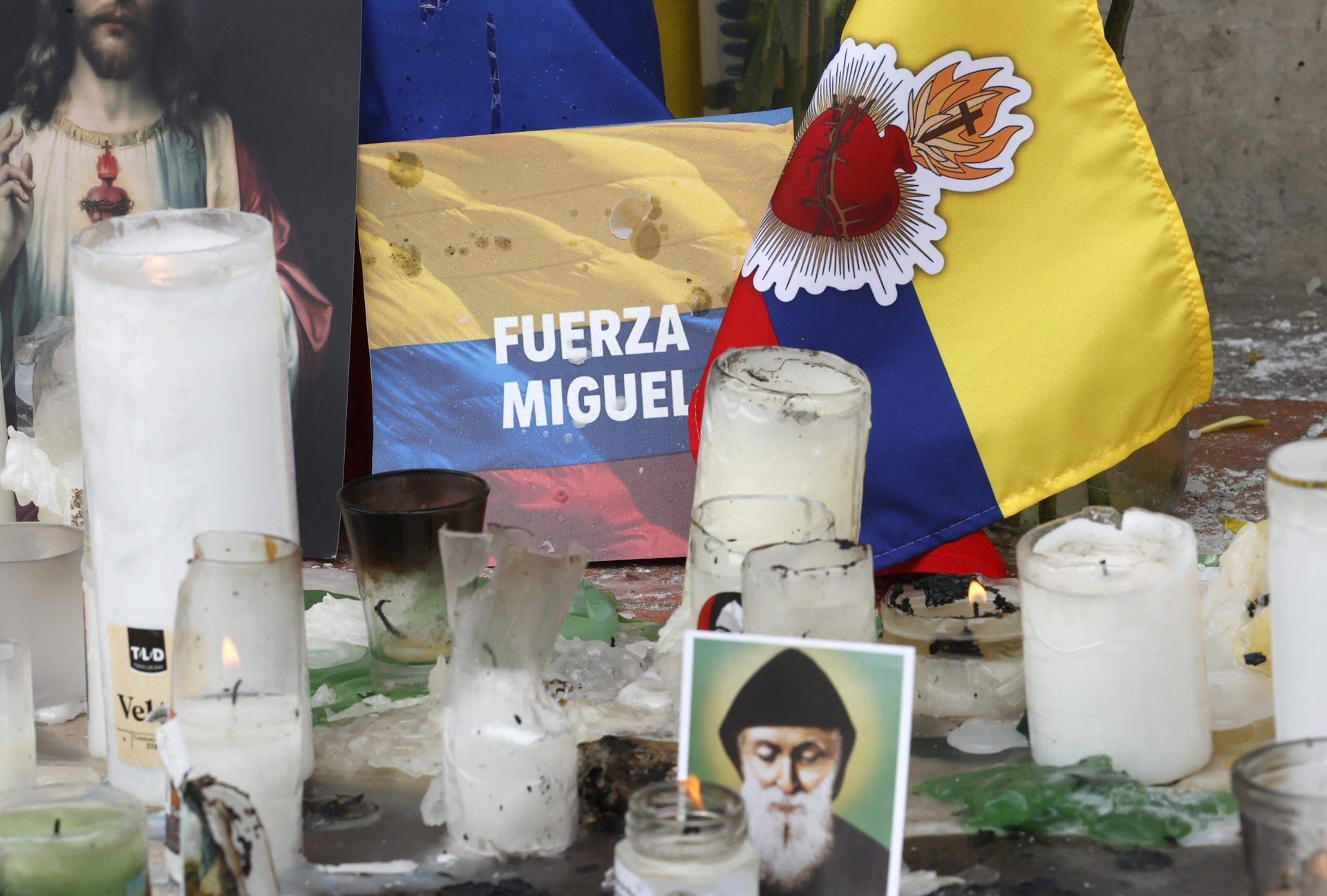 BOGOTÁ (COLOMBIA), 11/06/2025. Fotografía de un altar en honor al senador Miguel Uribe, este miércoles en la Fundación Santa Fe de Bogotá (Colombia). El senador y precandidato presidencial colombiano Miguel Uribe Turbay, herido con un disparo en la cabeza en un atentado el pasado sábado, muestra "indicios de mejoría neurológica", según el nuevo parte médico divulgado este miércoles. EFE/ Mauricio Dueñas Castañeda