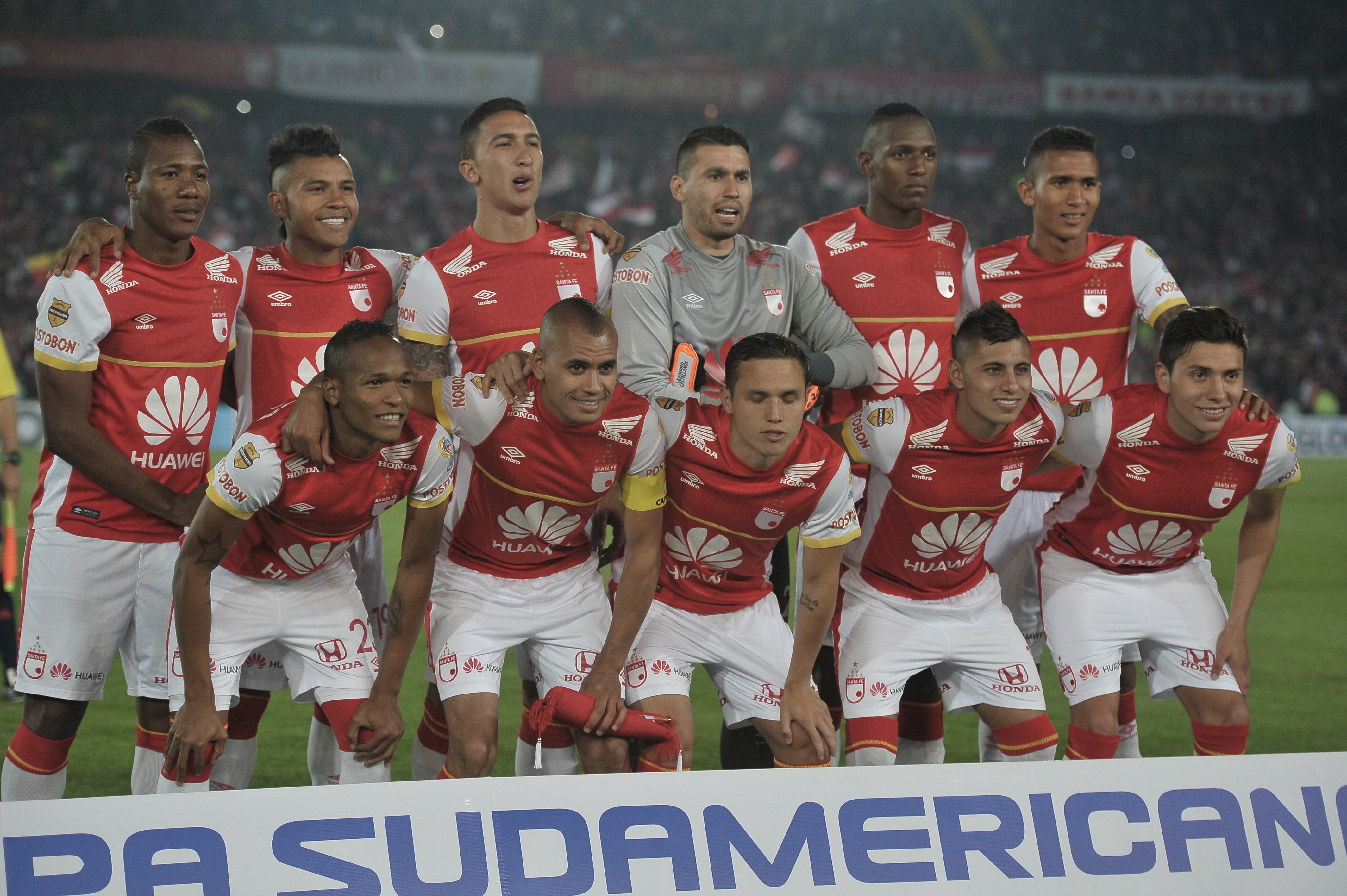 Jugadores de Santa Fe, en el partido ante Nacional de Uruguay, disputado en el estadio El Campín de Bogotá por la segunda fase de la Copa Sudamericana 2015.