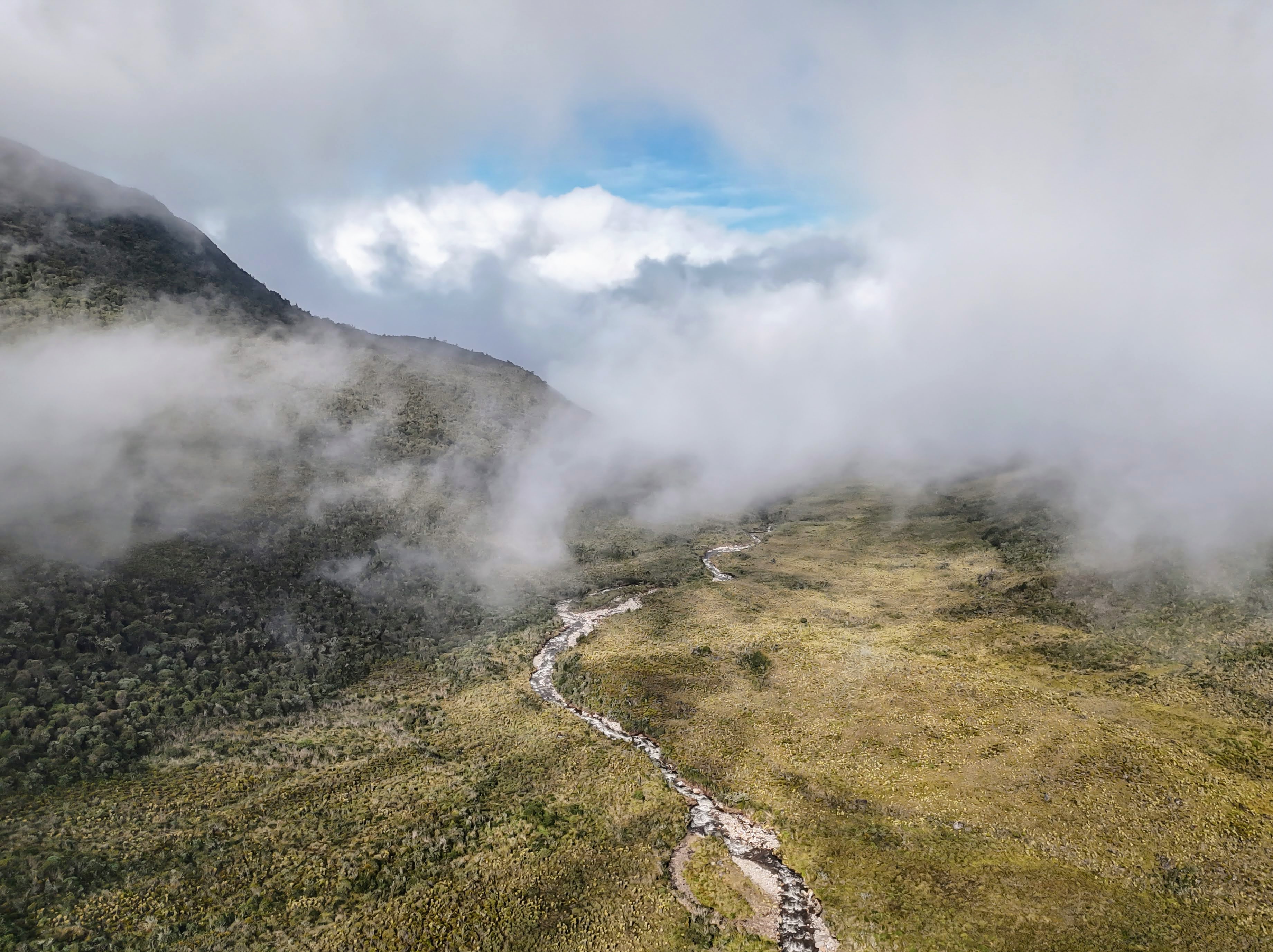 A este valle se llega luego de atravesar el páramo de El Crucero, donde abundan frailejones y otras especies de flora de alta montaña