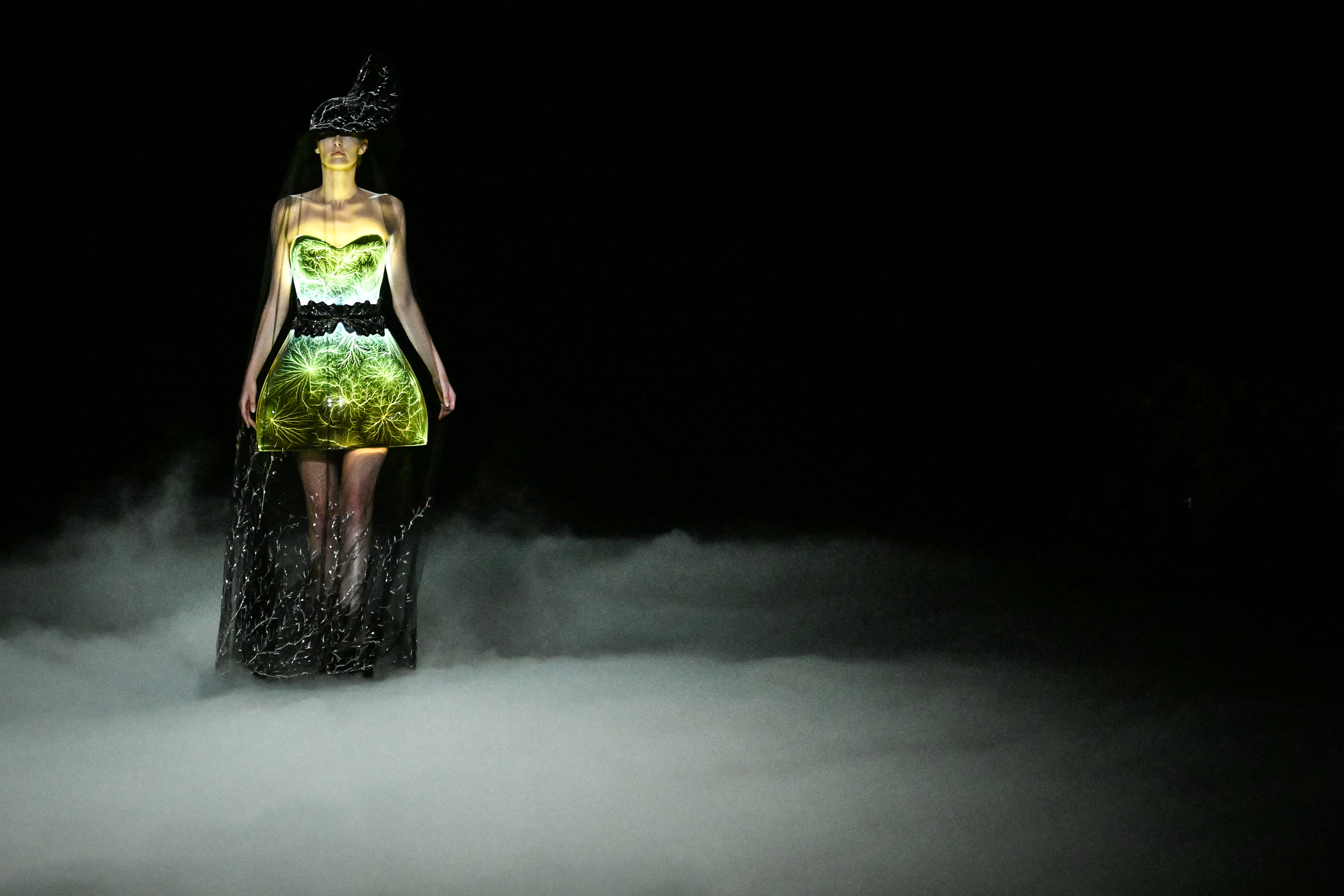 "Fractal Universe" de Iris Van Herpen. / Blanca Cruz / AFP