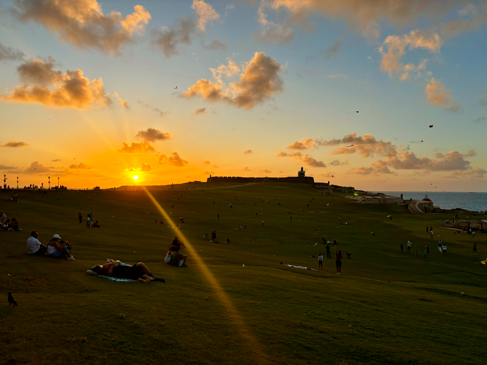 El extenso patio del Castillo de San Felipe del Morro es un lugar ideal para volar cometas.