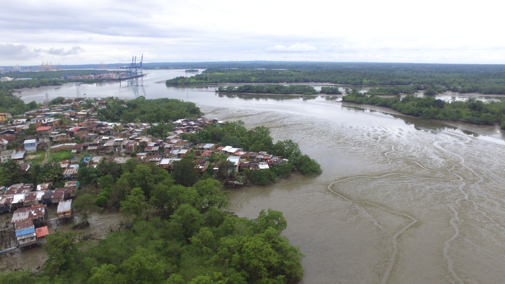 El estero San Antonio es parte vital para las dinámicas de la comunidad bonaverense. Era el sitio de pesca, transporte y recreación.
