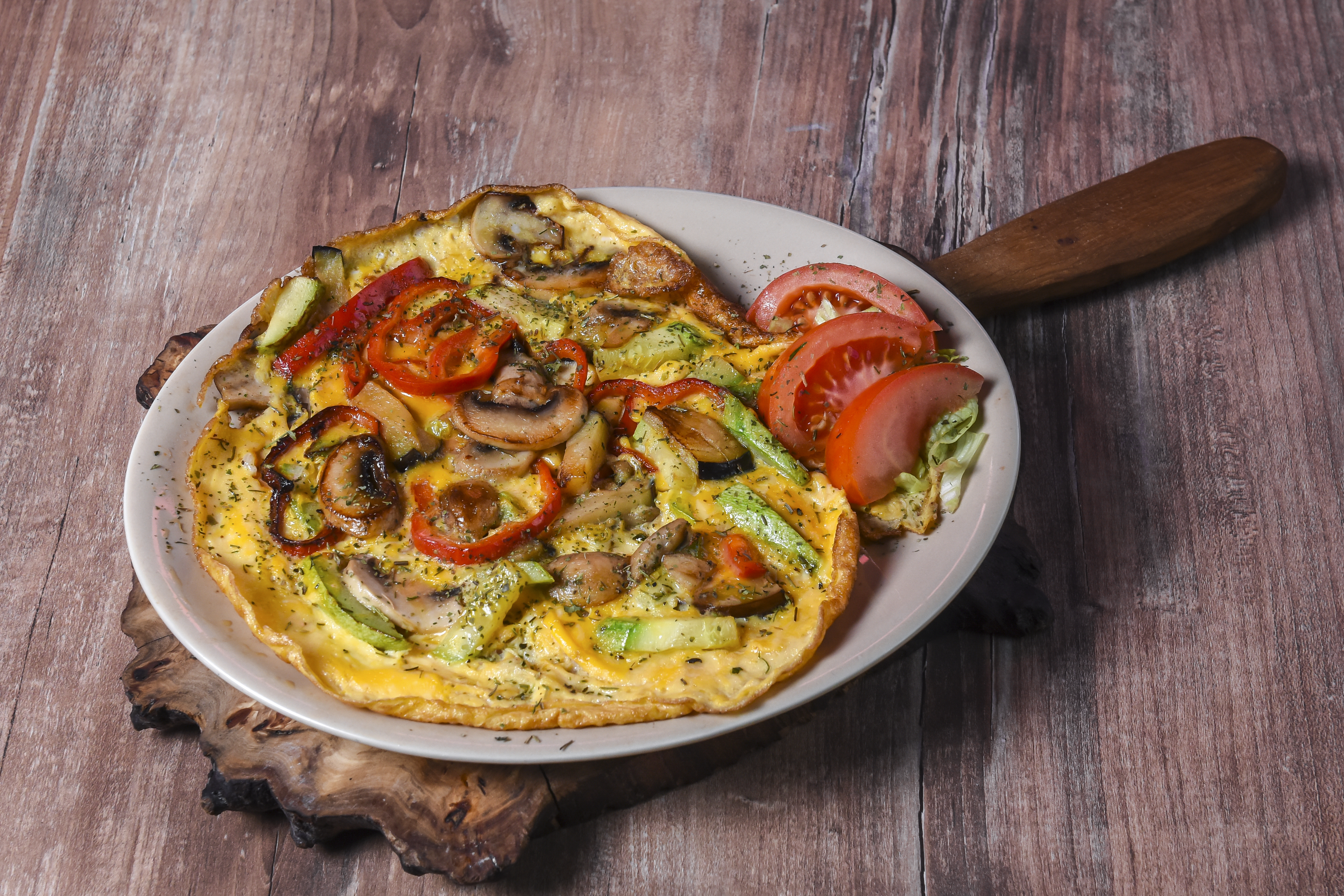 Tortilla de tomates y champiñones, la receta ideal para empezar el sábado
