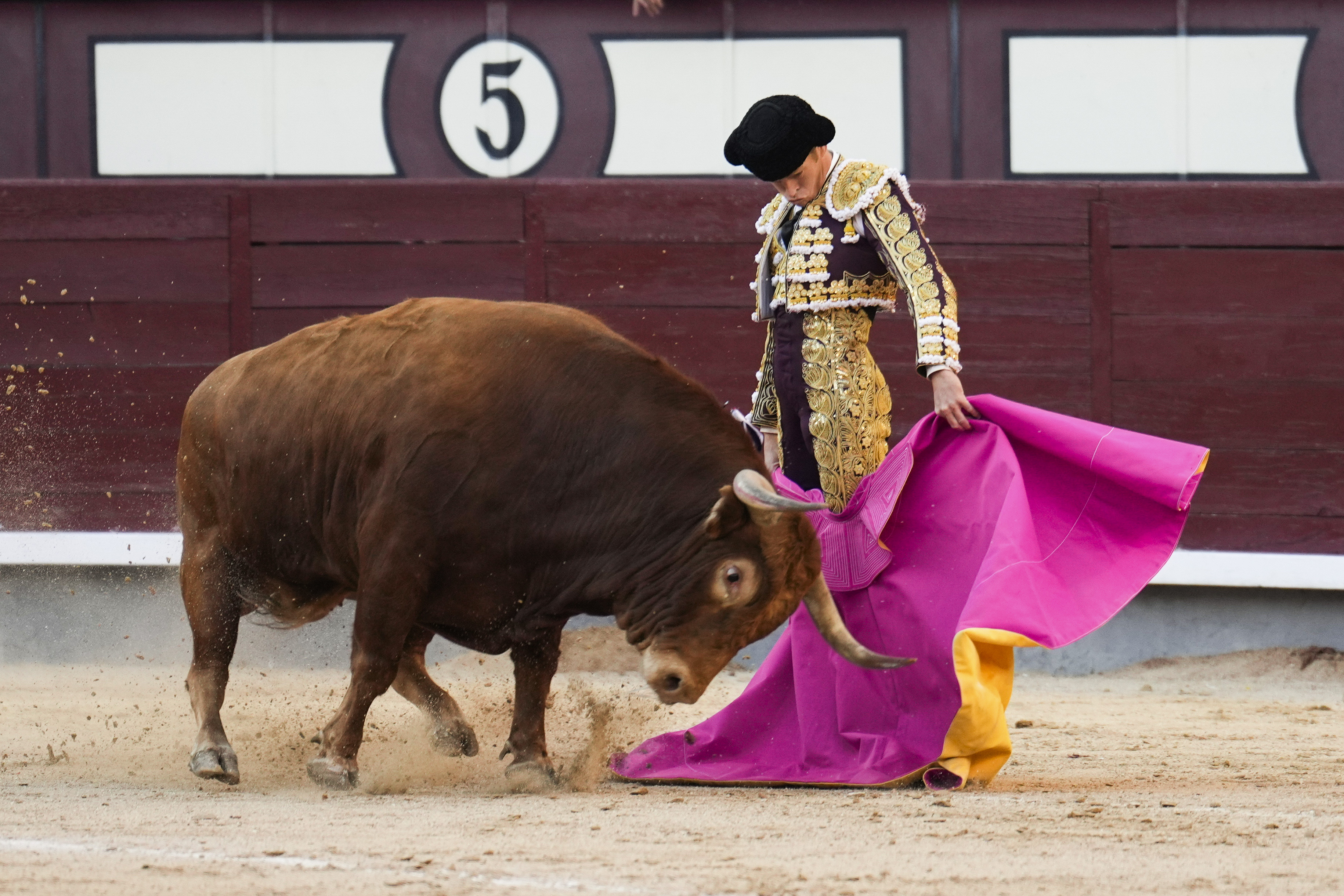 MADRID, 31/05/2024.- El diestro Borja Jiménez en su faena al segundo de su lote durante el festejo taurino de la Feria de San Isidro celebrado hoy viernes en la Monumental de Las Ventas. EFE/ Borja Sánchez-Trillo.