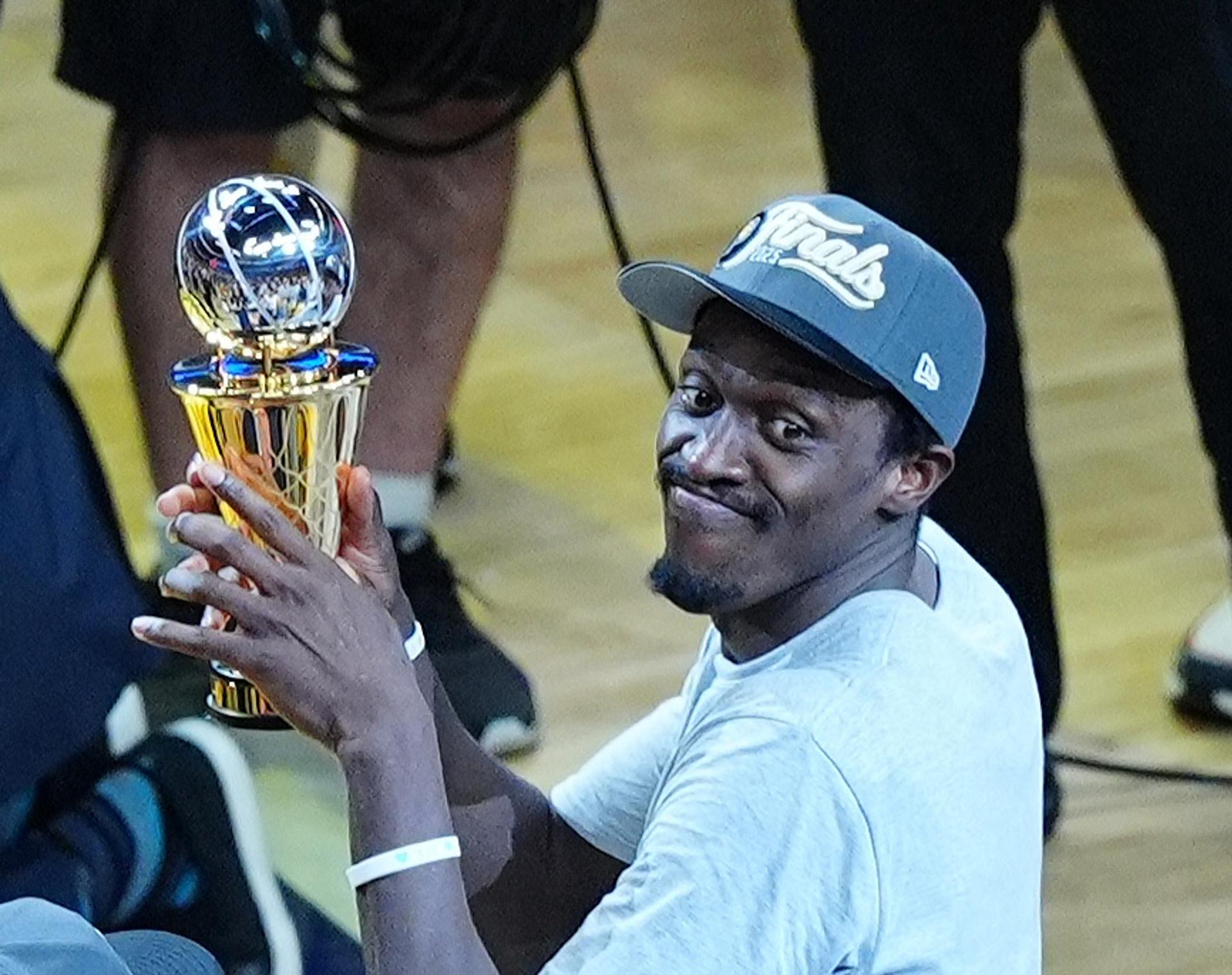 INDIANAPOLIS (United States), 01/06/2025.- Indiana Pacers forward Pascal Siakam wins the Larry Bird MVP Award and is cheered by his teammates after game six of the Eastern Conference finals between the Indiana Pacers and the New York Knicks at Gainbridge Fieldhouse in Indianapolis, Indiana, USA, 31 May 2025. (Baloncesto, Nueva York) EFE/EPA/BRIAN SPURLOCK SHUTTERSTOCK OUT
