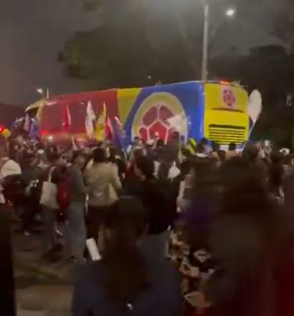 Marcha multitudinaria de apoyo a Iván Cepeda en Bogotá rodeó bus de la selección Colombia