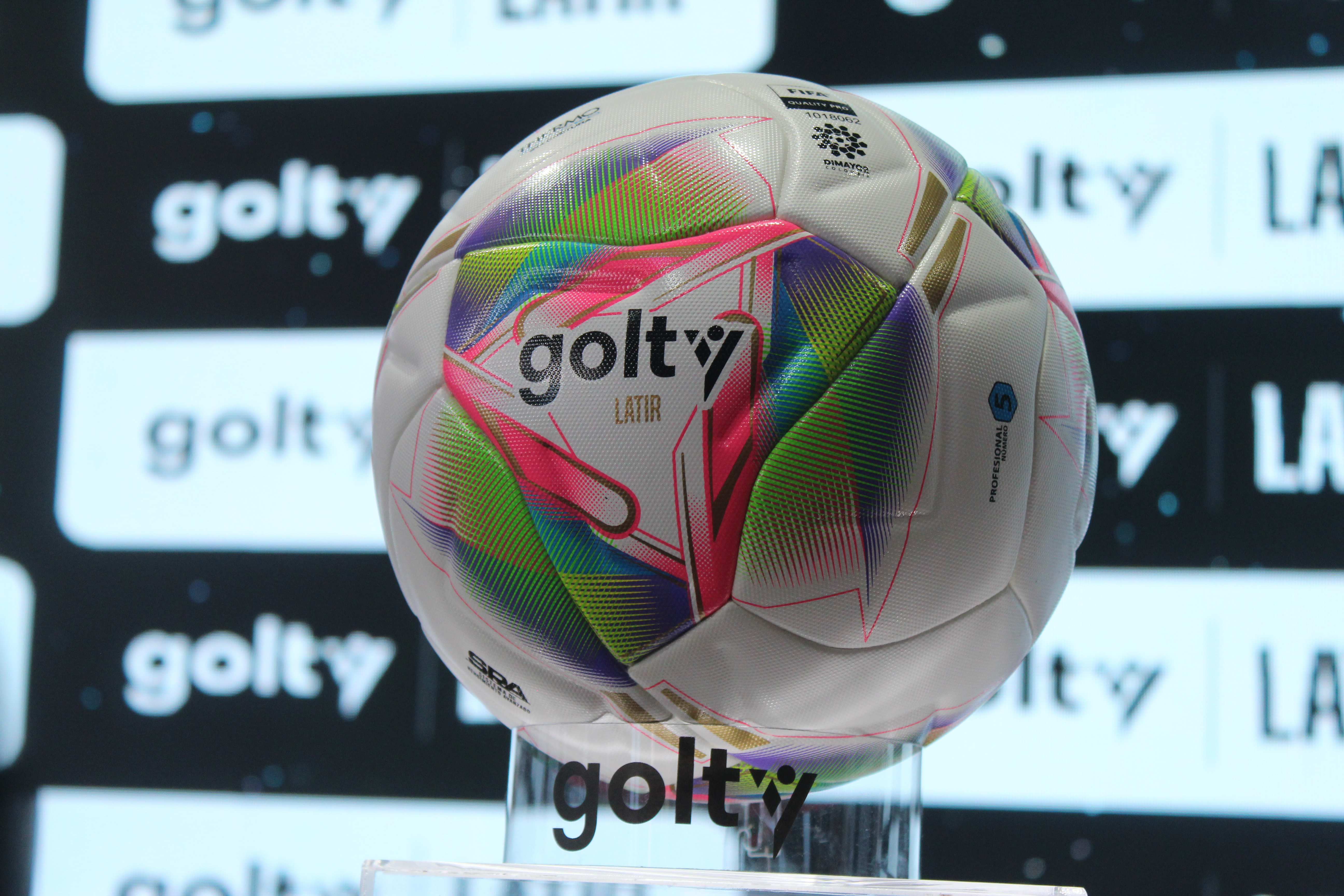 Balón oficial para la gran final de la Liga Betplay Dimayor femenina 2024, entre Independiente Santa Fe y Deportivo Cali.