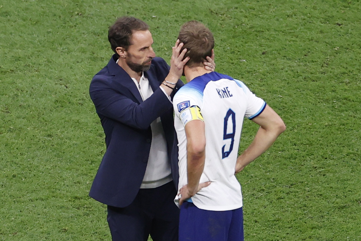 Al Khor (Qatar), 10/12/2022.- Head coach Gareth Southgate of England
 consoles his player Harry Kane (R) after the FIFA World Cup 2022 quarter final soccer match between England and France at Al Bayt Stadium in Al Khor, Qatar, 10 December 2022. (Mundial de Fútbol, Francia, Catar) EFE/EPA/Rungroj Yongrit
