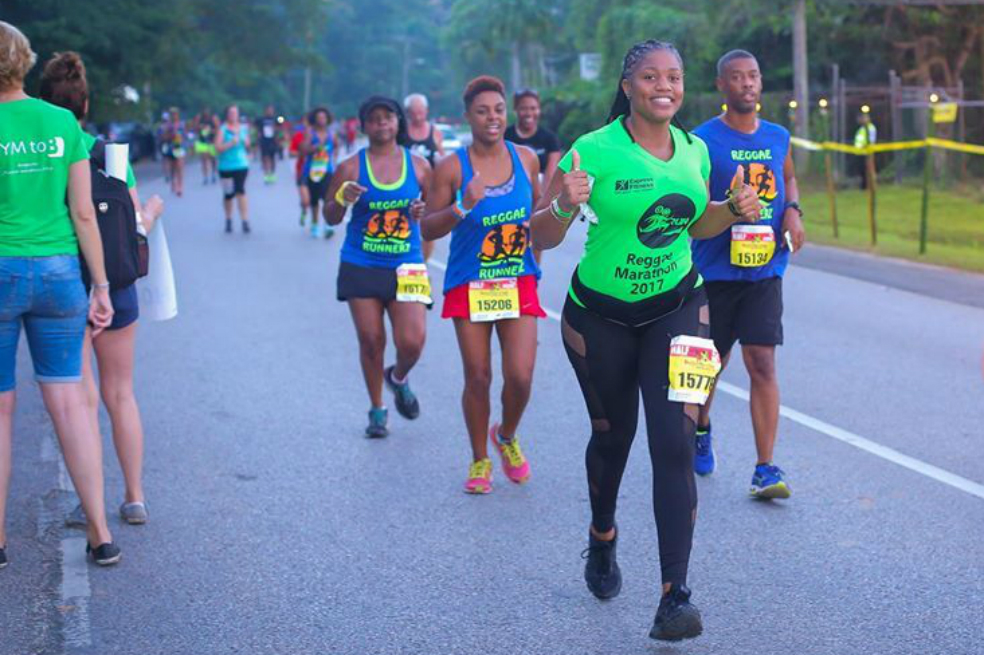 Reggae MarathonEl Reggae Marathon, que incluye también medio maratón y carrera 10K, es el principal evento internacional de maratón de Jamaica, organizado anualmente en diciembre. Maratonistas y entusiastas del deporte de todo el mundo se reúnen en Negril para esta vibrante carrera que cobra vida con el ritmo del reggae. El trayecto certificado por la IAAF comienza en el Long Bay Beach Park, situado a lo largo de la famosa Seven Mile Beach de Negril y gira hacia el norte hacia la ciudad de Green Island, mientras la pulsante música reggae sirve como banda sonora durante el camino. De principio a fin, el Reggae Marathon ofrece una forma distinta de experimentar el encanto natural de Jamaica y su acogedora cultura.