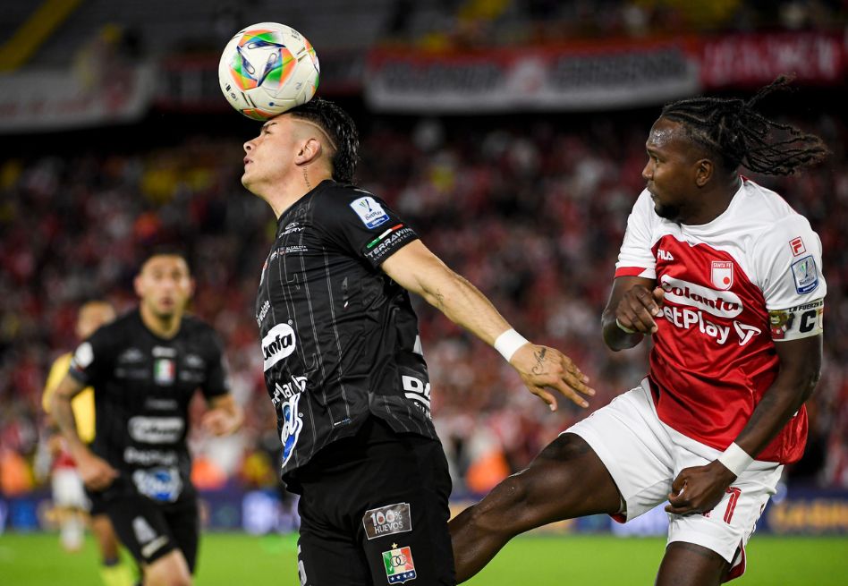 Juan Castaño ganando un duelo de cabeza contra a Hugo Rodallega. El defensor de Once Caldas no tuvo su mejor versión y cometió varias perdidas de balón.