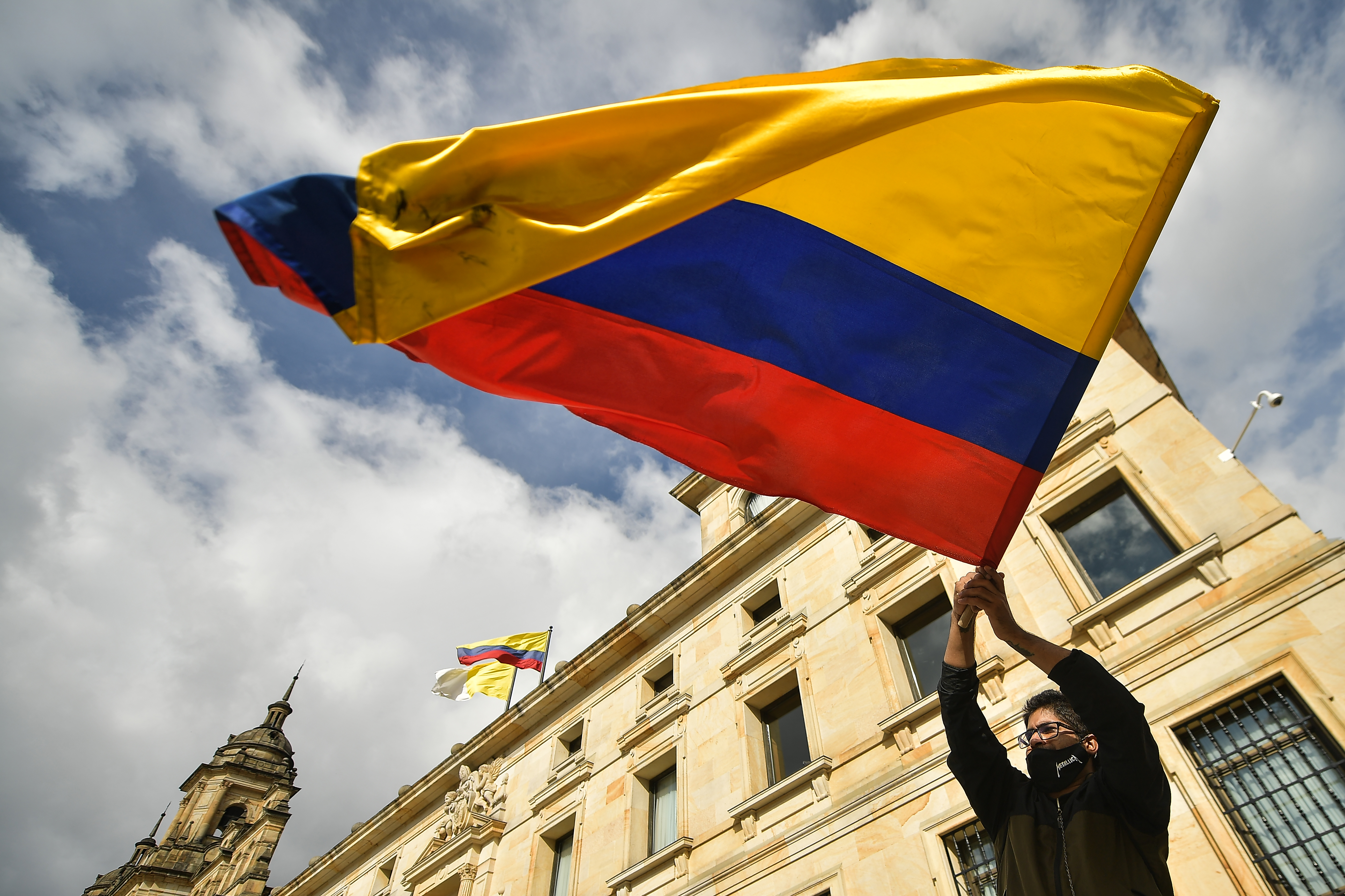 Convocan a paro nacional el 28 de abril por proyecto de reforma tributaria