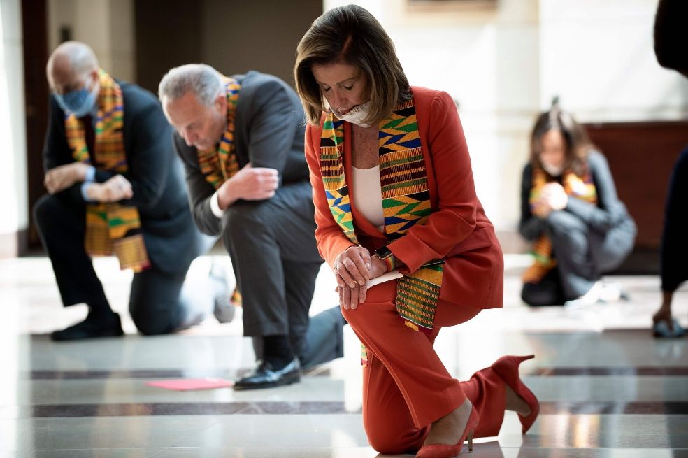 La presidenta de la Cámara de Representantes, Nancy Pelosi, y sus colegas demócratas presentaron el lunes la Ley de Justicia en la Policía de 2020, una reforma que busca acabar con la brutalidad policiaca.