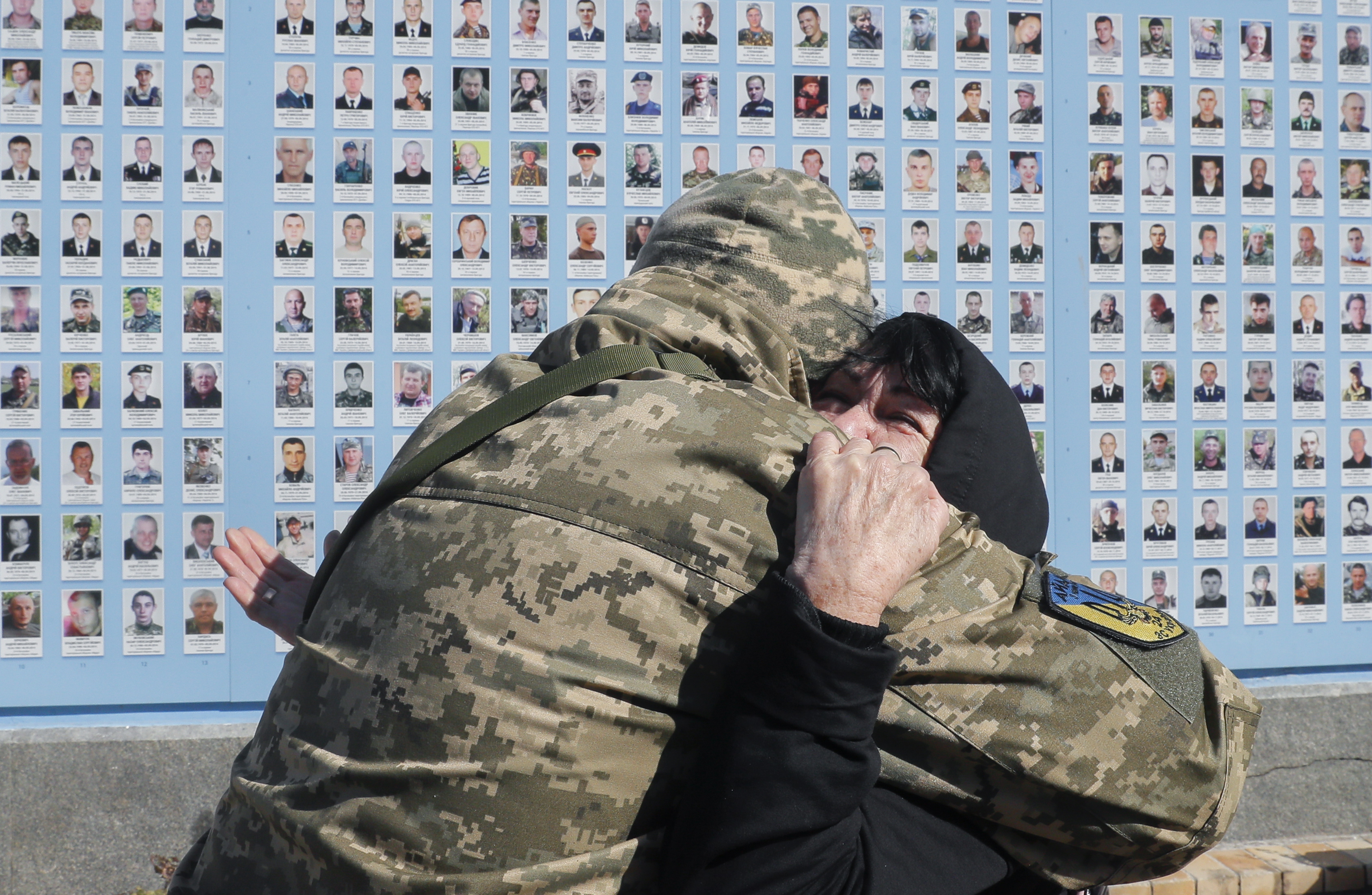 Kyiv (Ukraine), 14/03/2023.- Relatives, friends and comrades observe the Memory Wall commemorating fallen defenders of Ukraine, near St. Mikhail Cathedral in Kyiv, Ukraine, 14 March 2023 amid the Russian invasion. Ukrainians mark Voluneer Day on March 14, established by the Verkhovna Rada in 2017 to honour the defenders of the independence, sovereignty, and territorial integrity of Ukraine. (Rusia, Ucrania) EFE/EPA/SERGEY DOLZHENKO