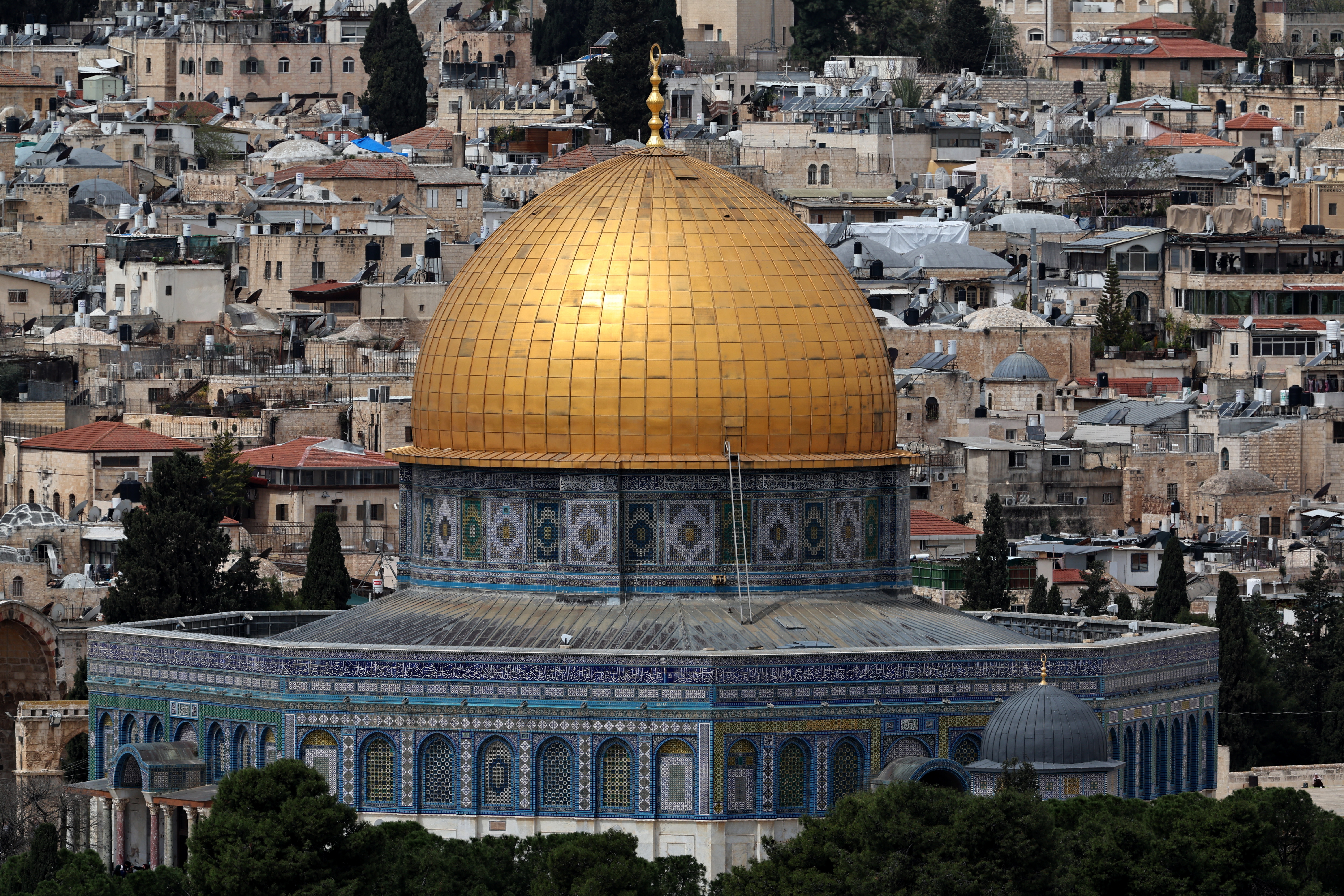 Jerusalem (-), 28/03/2025.- A view of the Dome of the Rock at Al-Aqsa Mosque compound, during the last Friday of the holy month of Ramadan, in Jerusalem's Old City, 28 March 2025. Muslims around the world celebrate the holy month of Ramadan by praying during the night time and abstaining from eating, drinking, and sexual acts during the period between sunrise and sunset. Ramadan is the ninth month in the Islamic calendar, and it is believed that the revelation of the first verse in the Quran was during its last 10 nights (Jerusalén) EFE/EPA/ATEF SAFADI