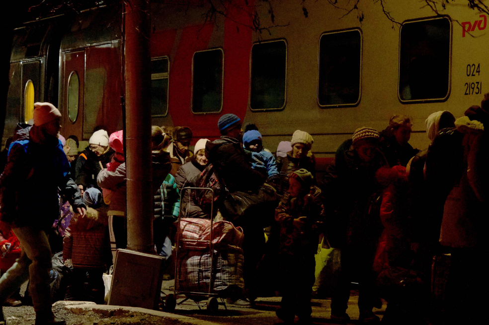 Las personas evacuadas de la autoproclamada República Popular de Donetsk hicieron cola fuera de un tren antes de su evacuación hacia Rusia, en la ciudad de Taganrog, el 20 de febrero de 2022.