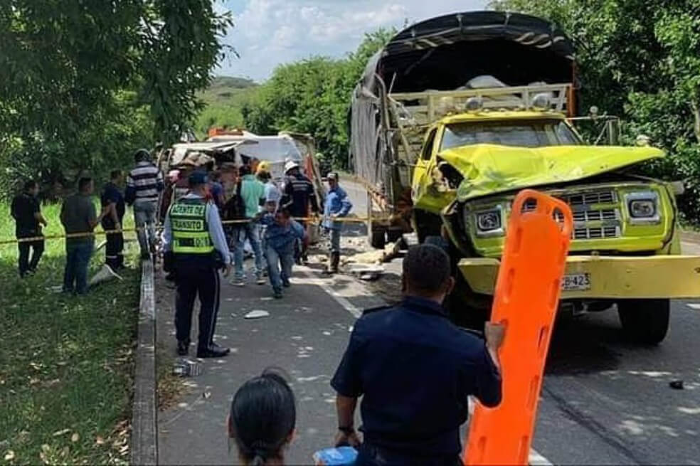 En el choque estuvieron involucrados un vehículo de carga pesada color amarillo y de placas ND 423 de Miranda, y un furgón blanco de placas ZNN 510 de Cerrito. / Cortesía