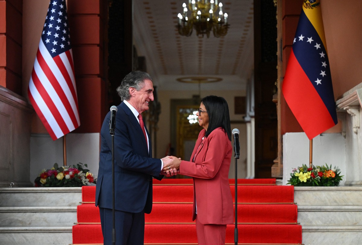 Visita de Burgum a Caracas dejó contrato millonario para venta de oro venezolano a EE. UU.