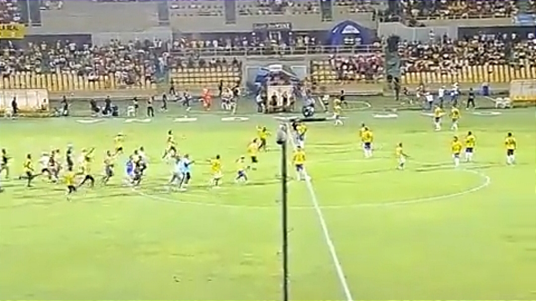 Hinchas de Real Cartagena invadieron la cancha y encararon a los jugadores