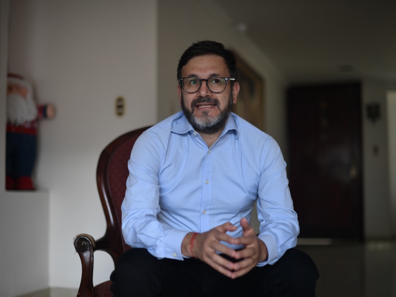 Luis Domingo Gómez promovió una acción para proteger a un oso de anteojos que está en cautiverio llamado Chucho. / Gustavo Torrijos-El Espectador.