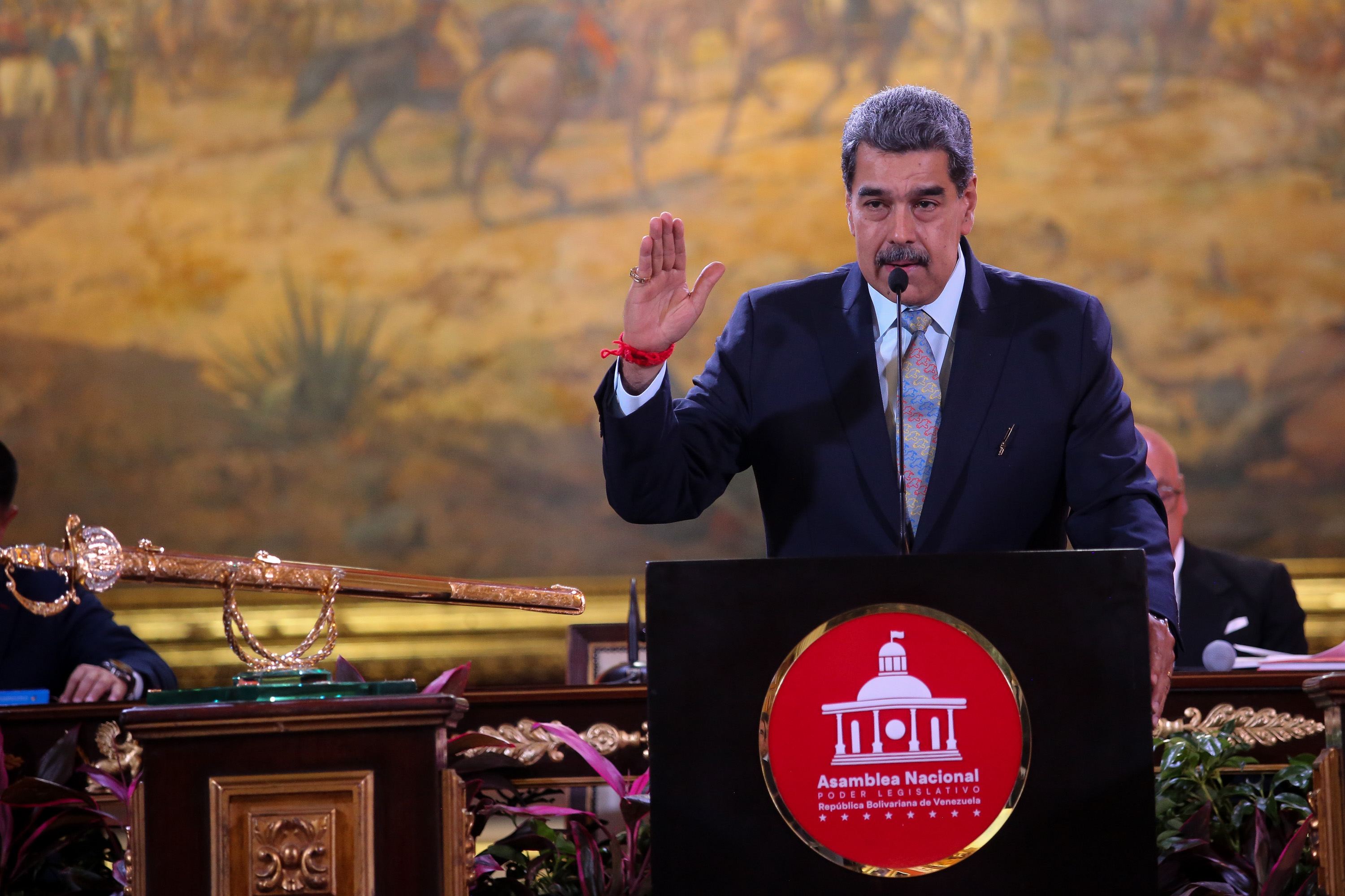 AME546. CARACAS (VENEZUELA), 15/02/2025.- Fotografía cedida por Prensa del Palacio de Miraflores de Nicolás Maduro hablando en la Asamblea Nacional este sábado, en Caracas (Venezuela). Maduro, investido por la chavista Asamblea Nacional (AN, Parlamento) para un tercer mandato en Venezuela -tras su cuestionada reelección en julio de 2024-, dio este 90 días a una comisión encabezada por el fiscal general, Tarek William Saab, para debatir y elaborar un proyecto definitivo de reforma de la Constitución, vigente desde 1999. EFE/ Prensa Palacio de Miraflores /SOLO USO EDITORIAL/SOLO DISPONIBLE PARA ILUSTRAR LA NOTICIA QUE ACOMPAÑA (CRÉDITO OBLIGATORIO)