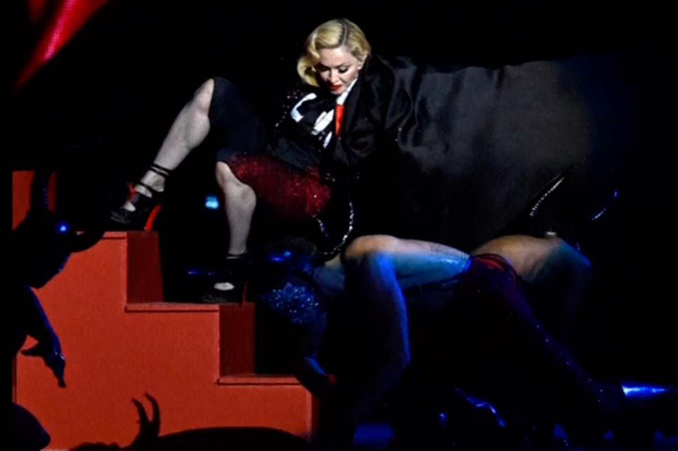Caída de Madonna en los premios Brit da que hablar