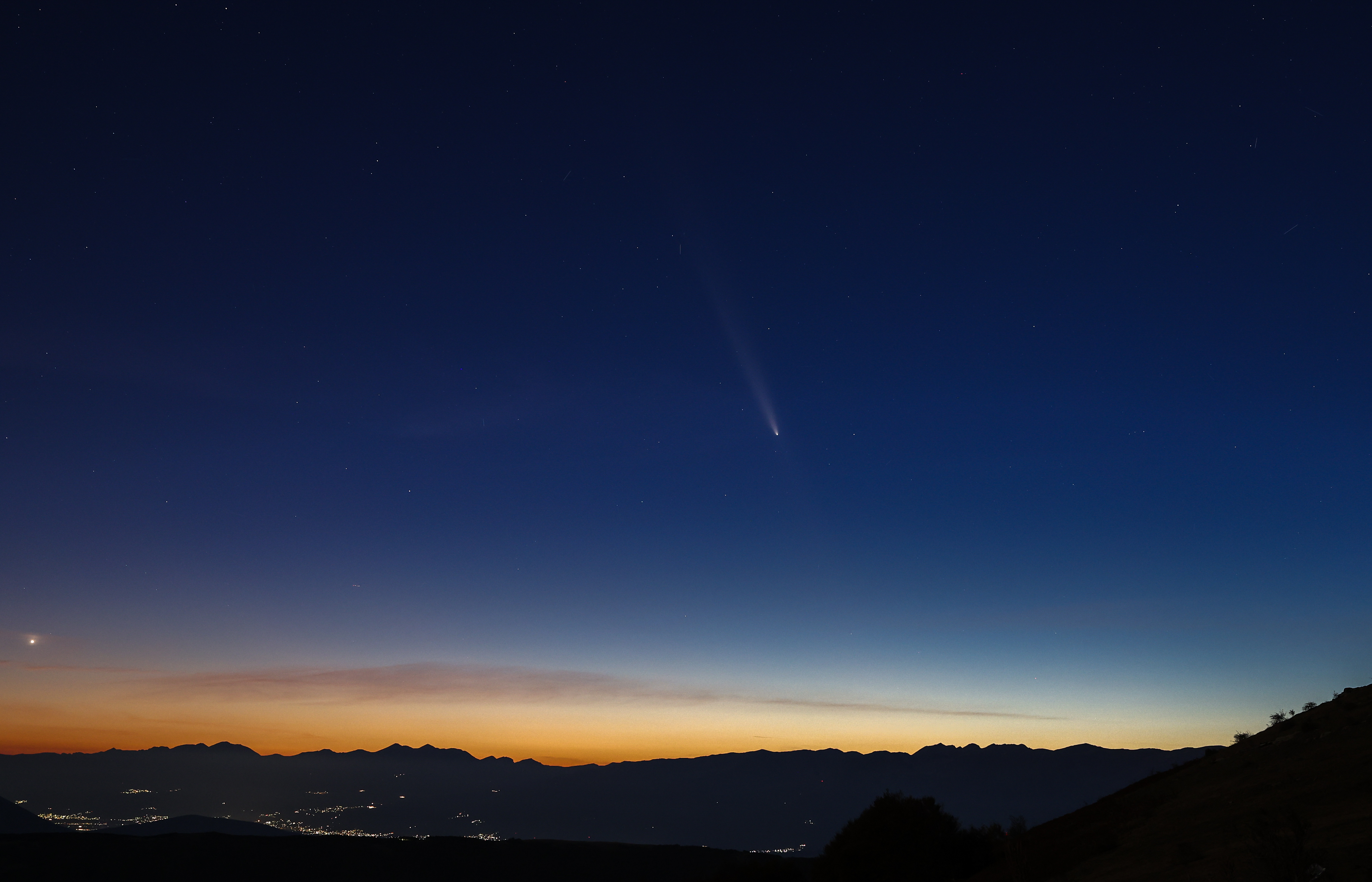 Skopje (Republic Of North Macedonia), 14/10/2024.- Comet C/2023 A3 (Tsuchinshan-ATLAS) is seen crossing the sky over Skopje, Republic of North Macedonia, 14 October 2024. EFE/EPA/GEORGI LICOVSKI