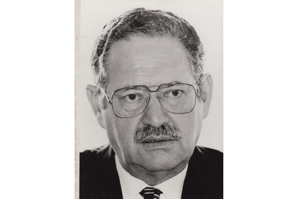 HondurasCarlos Roberto Reina (2003)Foto: Wikimedia CommonsEl19 de agostodel2003, el expresidente hondureño Carlos Roberto Reina, quien gobernó el país entre 1994 y 1998, se suicidó de un disparo en la cabeza, a los 77 años en su casa de descanso en Tegucigalpa. Se presume que fue debido a una insoportable enfermedad, de la que el entonces expresidente, padecía hacía ya algún tiempo.