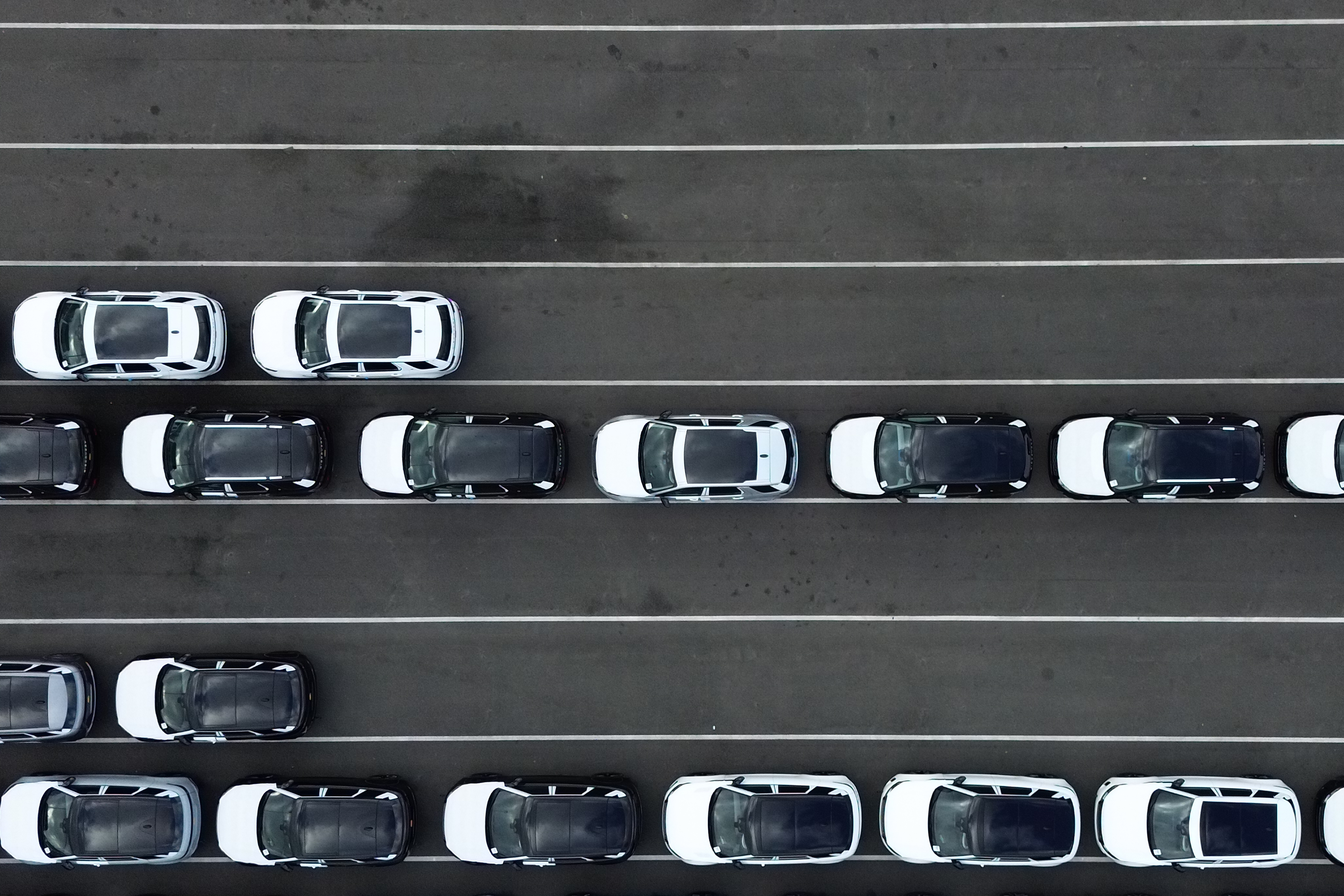 LIVERPOOL (United Kingdom), 07/02/2025.- An aerial photograph taken by drone of cars and lined up for export at Seaforth Dock container terminal in Liverpool, Britain, 07 February 2025. US President Donald Trump has imposed 10 percent tariffs on China, with planned tariffs on Mexico and Canada being delayed after last minute talks. The US President has said that tariffs may also be imposed on the EU and the UK, which exports goods and services including energy, cars, machinery and pharmaceuticals to the US. (Reino Unido) EFE/EPA/ADAM VAUGHAN