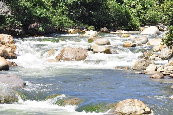 El río Guatapurí, a la altura de Puente Blanco, a unos cuatro kilómetros desde el Balneario Hurtado, de Valledupar.