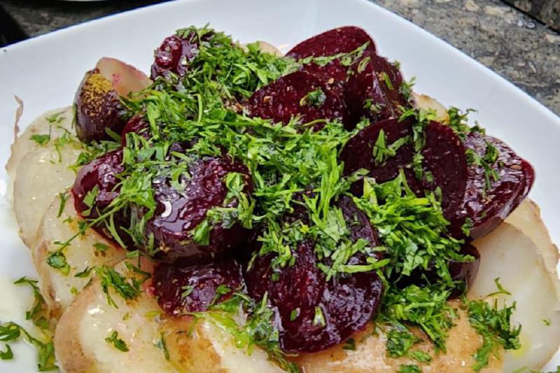 Receta para preparar ensalada de papa y remolacha