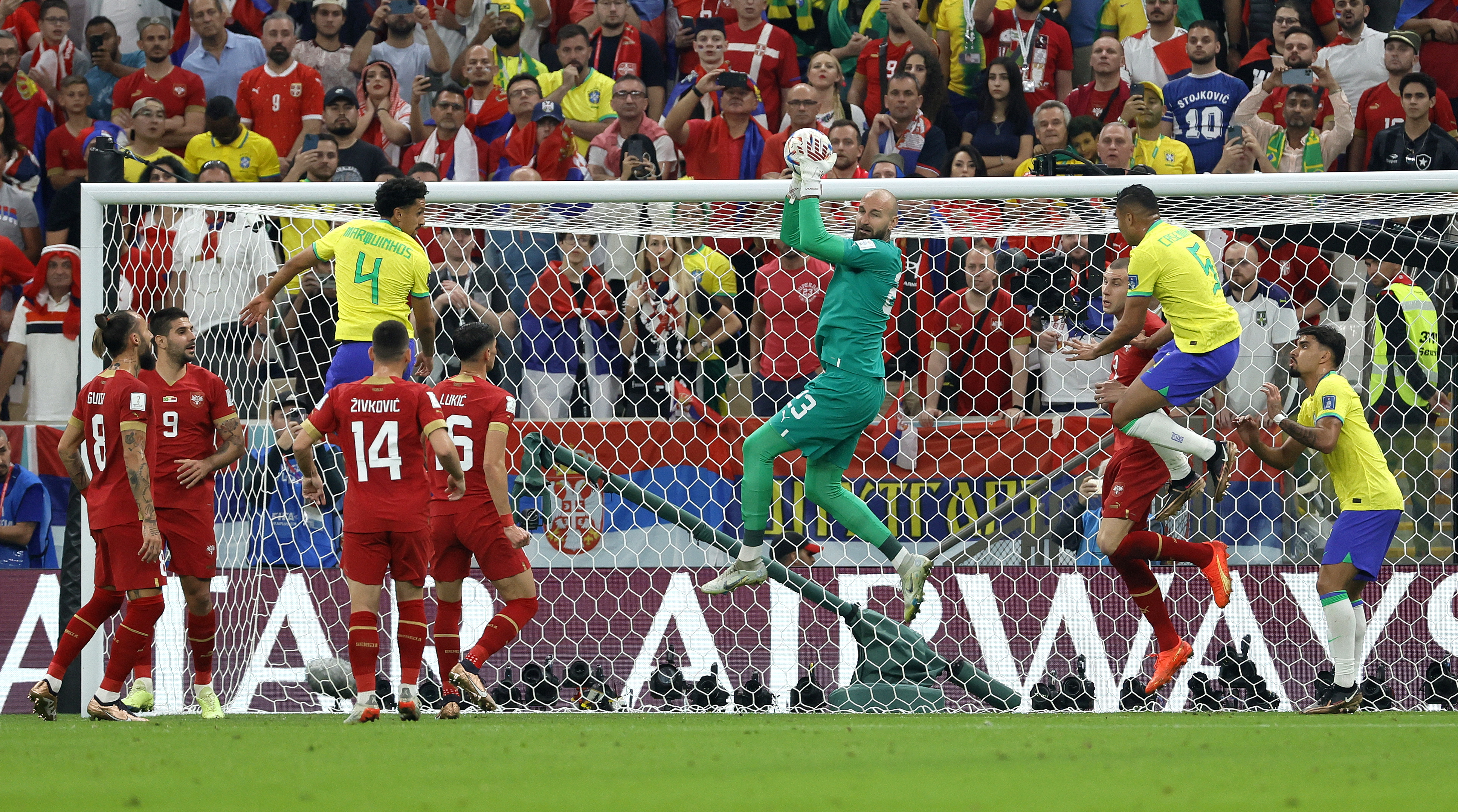Lusail (Qatar), 24/11/2022.- Goalkeeper Vanja Milinkovic-Savic of Serbia catches a cross during the FIFA World Cup 2022 group G soccer match between Brazil and Serbia at Lusail Stadium in Lusail, Qatar, 24 November 2022. (Mundial de Fútbol, Brasil, Estados Unidos, Catar) EFE/EPA/Ronald Wittek