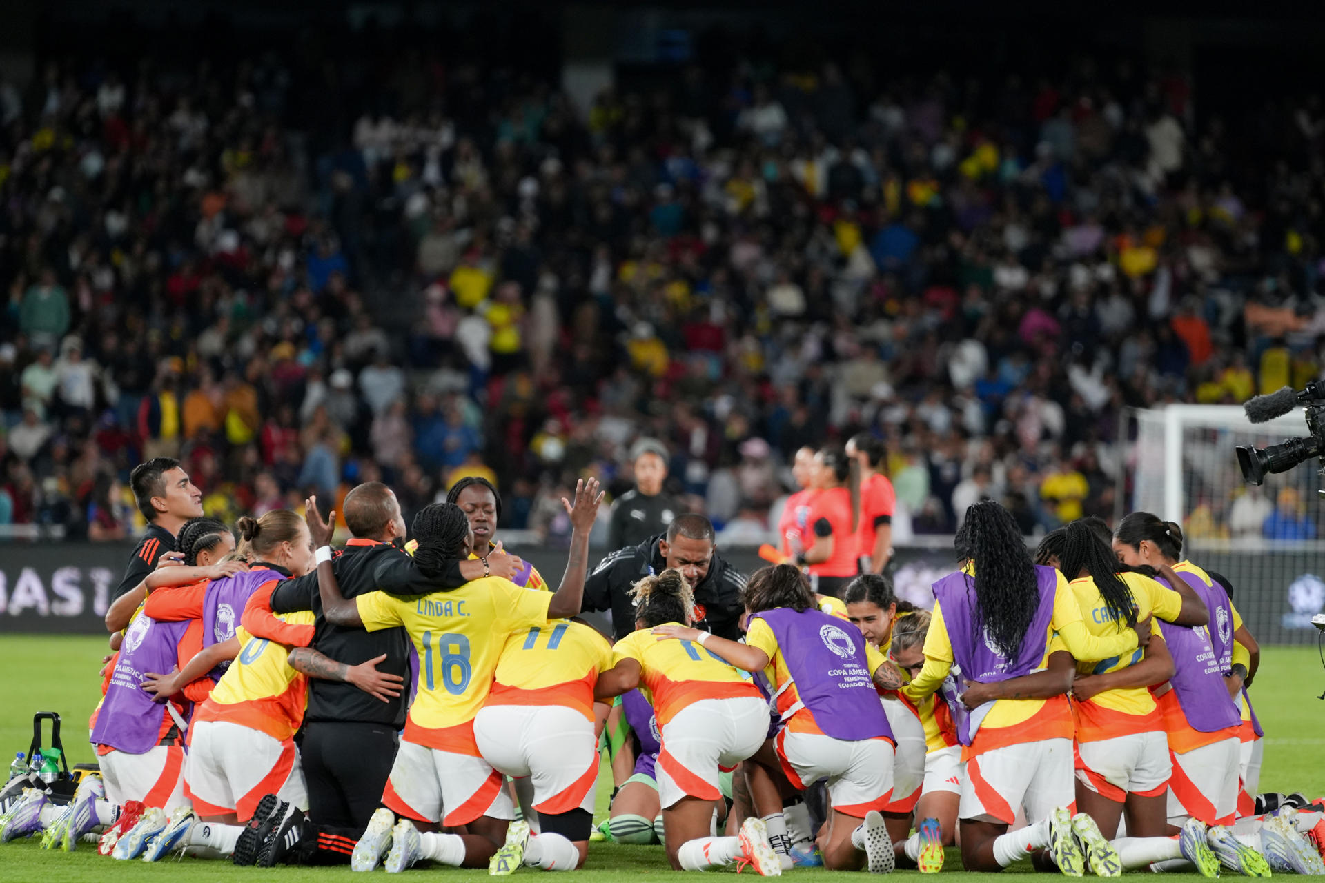 AMDEP9556. QUITO (ECUADOR), 02/08/2025.- Jugadoras y equipo técnico de Colombia rezan este sábado, en la final de la Copa América Femenina entre Colombia y Brasil en el estadio Rodrigo Paz Delgado en Quito (Ecuador). EFE/ Vicente Costales
