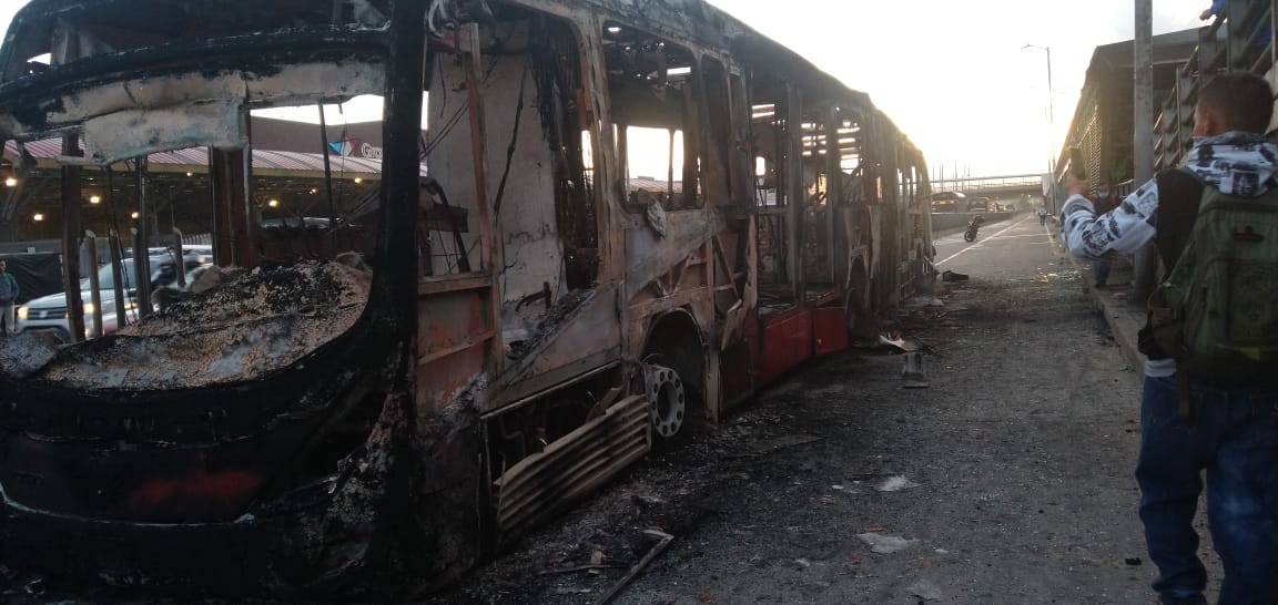 Bus de Transmilenio fue incendiado en Soacha, Cundinamarca
