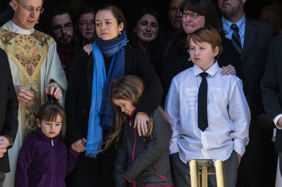 La novia del actor estadounidense Philip Seymour Hoffman, y madre de sus hijos, Mimi O'Donnel (c), sus hijos Tallulah (i), Willa (c), y Cooper Alexander (d) durante el funeral celebrado el 7 de febrero de 2014.