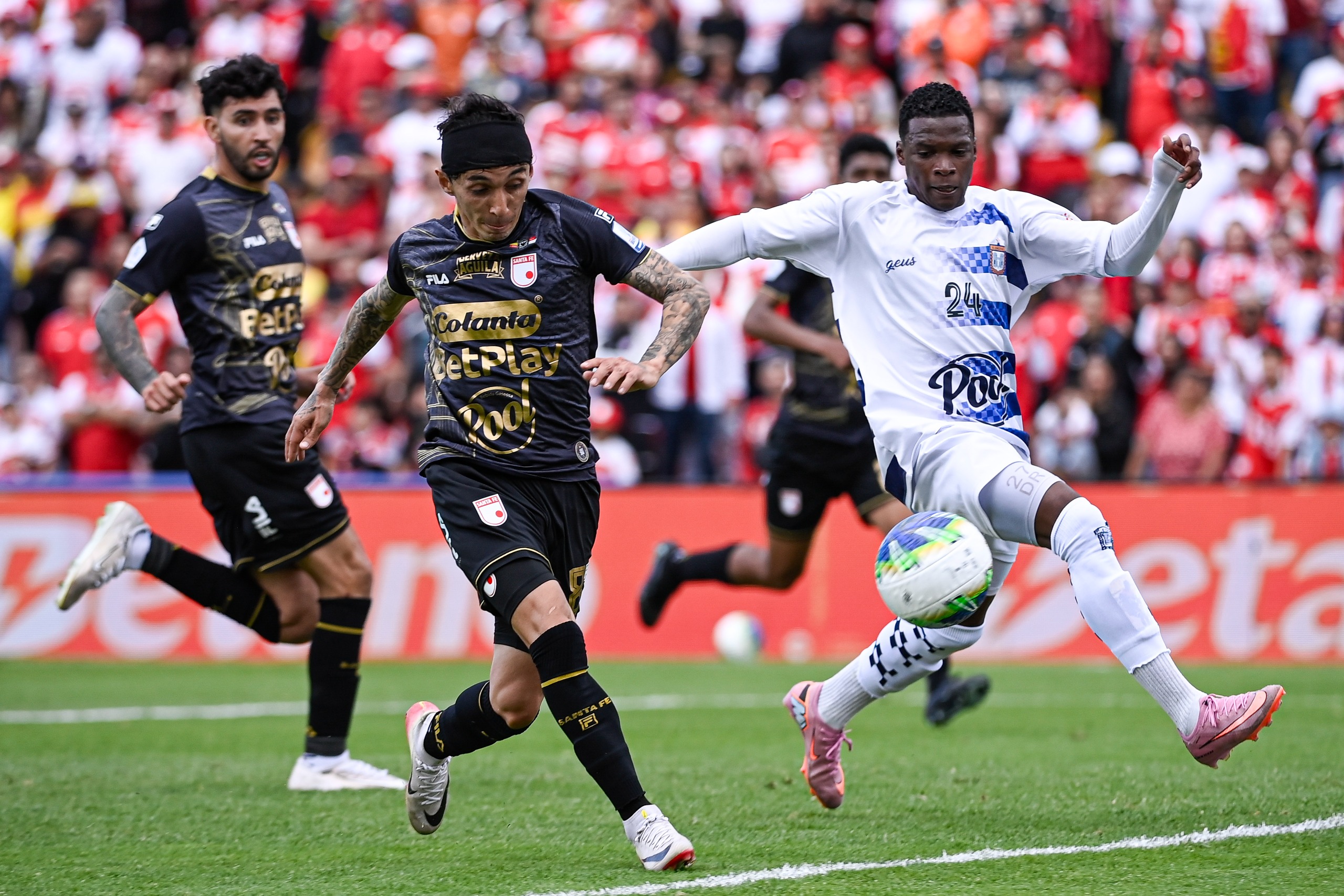 El cuadro cardenal sumó su primer triunfo del semestre en la Liga BetPlay con una victoria sobre el conjunto ajedrezado. Así se vivió el partido, que terminó 2-0 a favor de Santa Fe, con goles de Hugo Rodallega y Juan Palma (en contra).