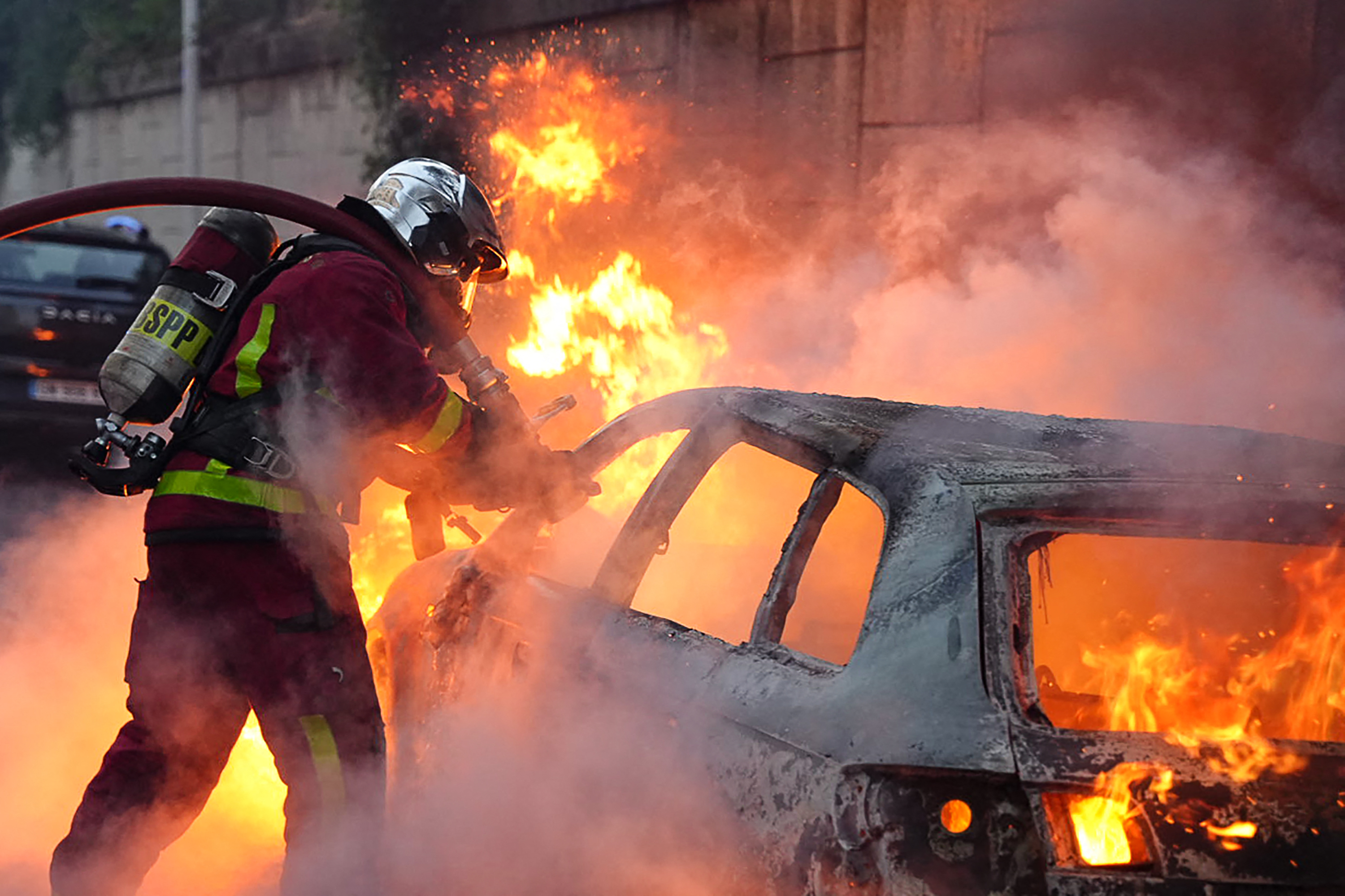 Francia, entre llamas y disturbios por un nuevo caso de violencia policial