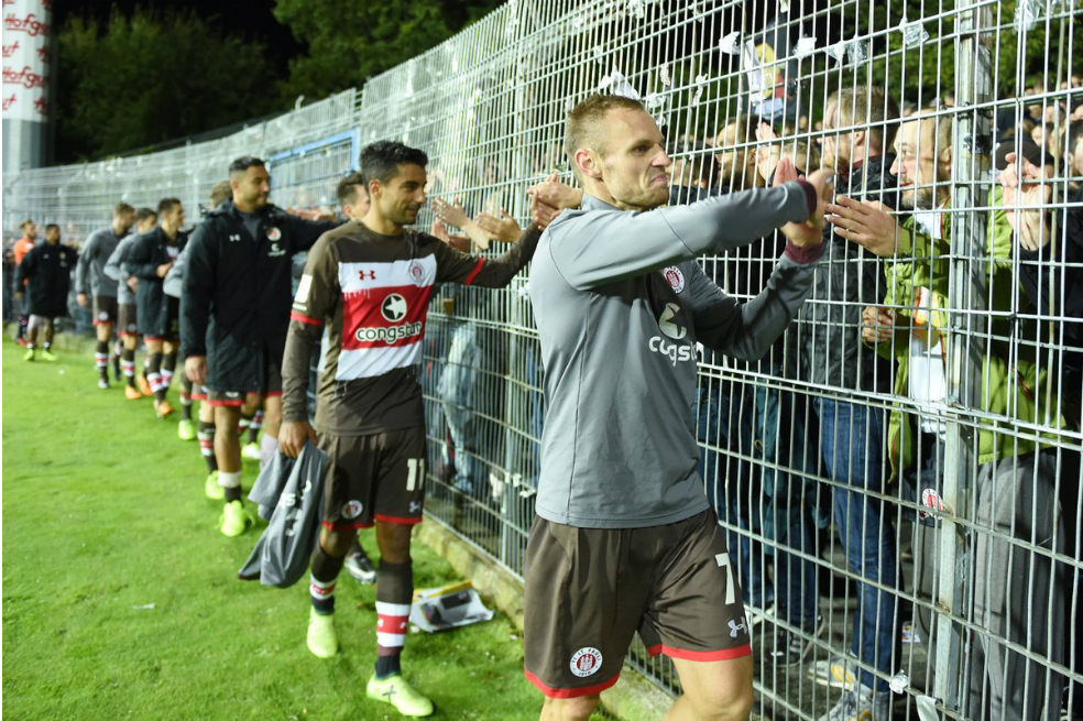 Jugadores de St. Pauli defienden a sus hinchas enfrentándose a seguidores rivales