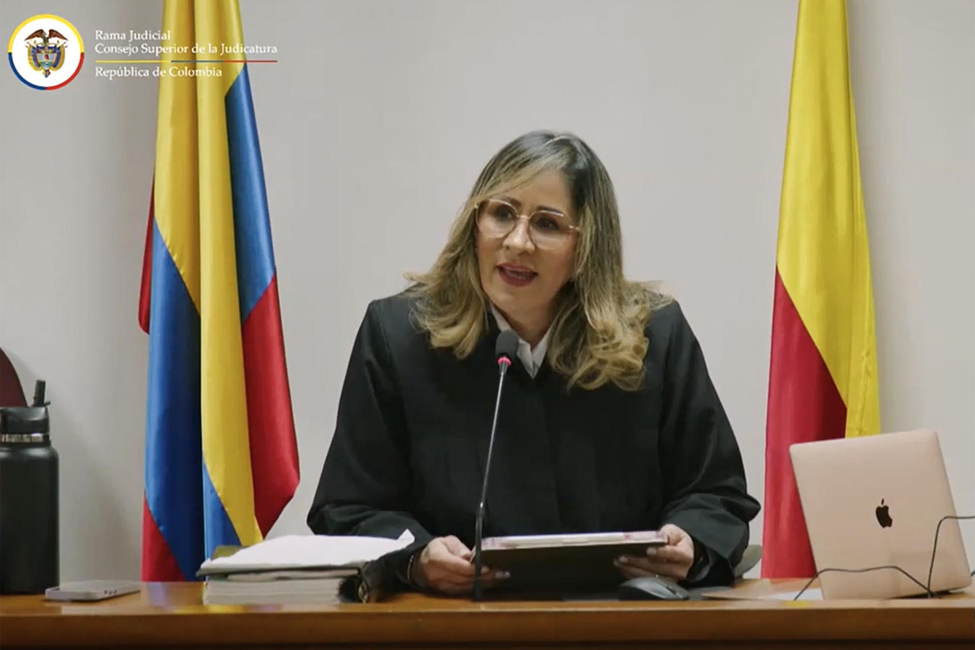 BOG400. BOGOTÁ (COLOMBIA), 28/07/2025.- Captura de video del Complejo Judicial de Paloquemao que muestra a la jueza Sandra Heredia, durante una audiencia que se realiza este lunes en Bogotá (Colombia). Heredia aseguró que la Justicia "no se arrodilla ante el poder" al comenzar la lectura del fallo que declarará culpable o inocente al expresidente colombiano Álvaro Uribe, en el caso más mediático que ha enfrentado el país. EFE/ Complejo Judicial de Paloquemao /SOLO USO EDITORIAL/NO VENTAS/ SOLO DISPONIBLE PARA ILUSTRAR LA NOTICIA QUE ACOMPAÑA (CRÉDITO OBLIGATORIO)