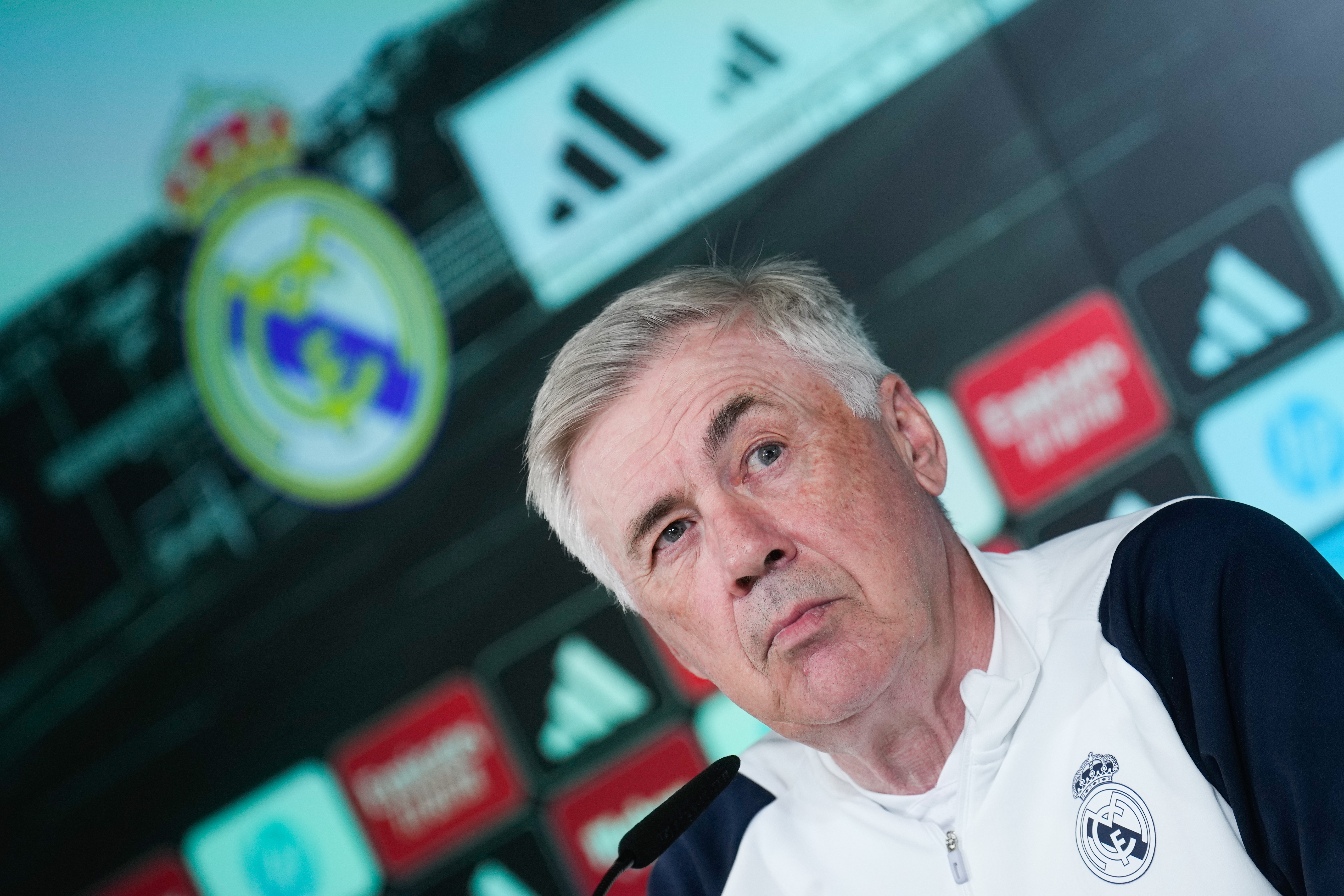 MADRID, 20/04/2024.- El entrenador del Real Madrid, Carlo Ancelotti, durante la rueda de prensa posterior al entrenamiento realizado este sábado en la Ciudad Deportiva de Valdebebas para preparar el partido de Liga de mañana domingo frente al FC Barcelona. EFE/Borja Sánchez Trillo