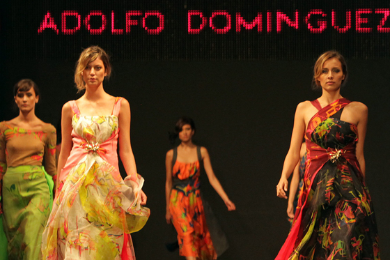 Adolfo Domínguez y Pepa Pombo destellaron en la pasarela bogotana.